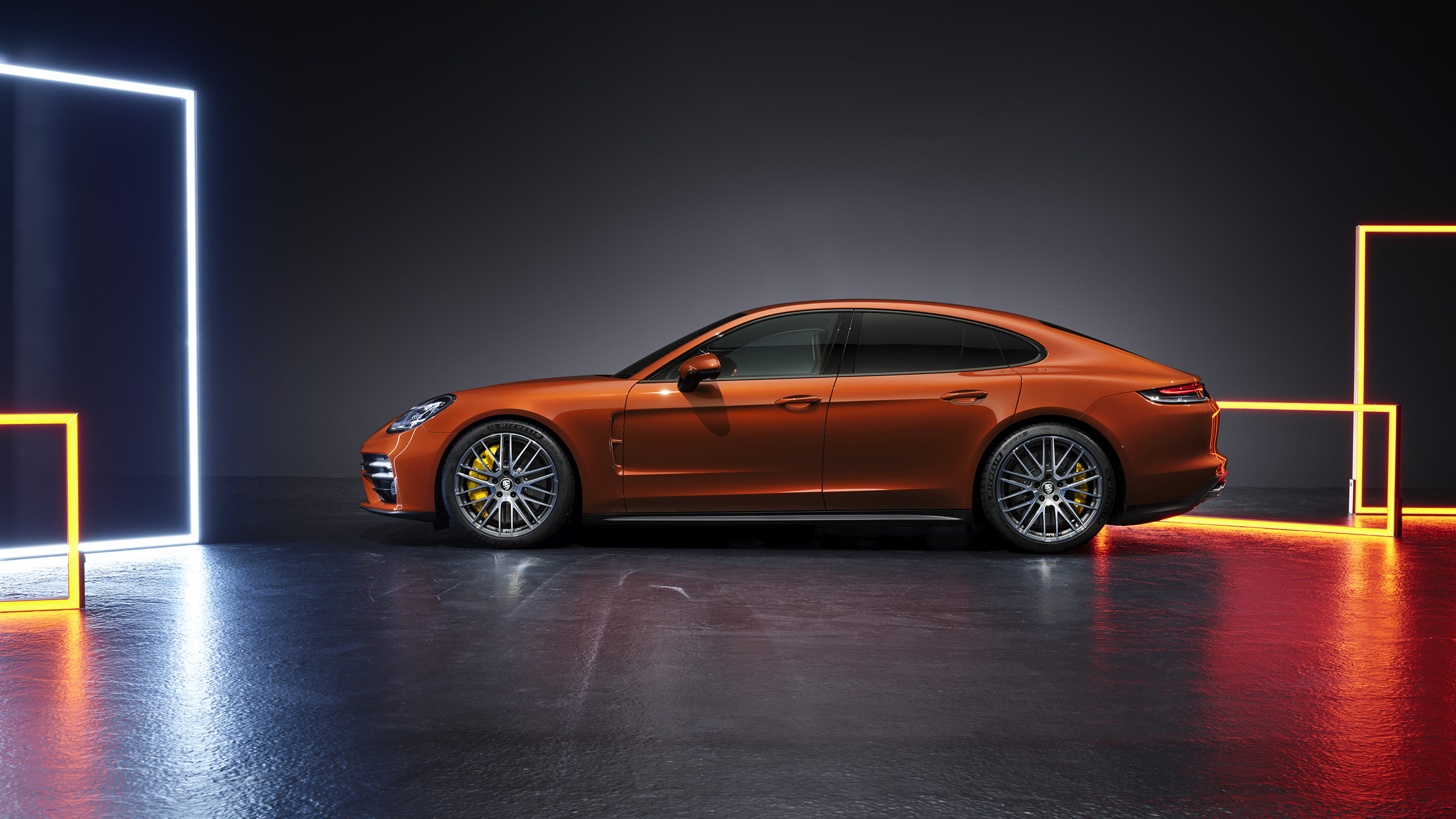 Handy-Wallpaper Porsche, Autos, Porsche Panamera, Fahrzeuge, Orangefarbenes Auto kostenlos herunterladen.