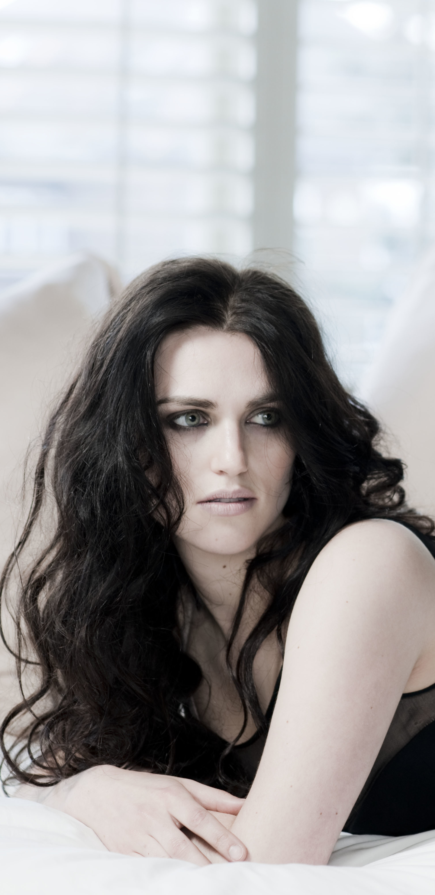 Descarga gratuita de fondo de pantalla para móvil de Morena, Ojos Verdes, Celebridades, Vestido Negro, Actriz, Katie Mcgrath.