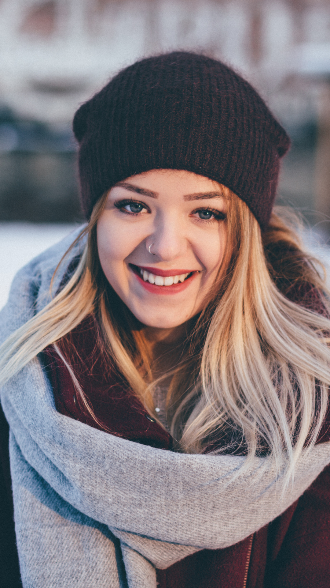 Téléchargez des papiers peints mobile Hiver, Le Sourire, Blond, Yeux Bleus, L'hiver, Femmes, Top Model, Rouge À Lèvres, Profondeur De Champ gratuitement.