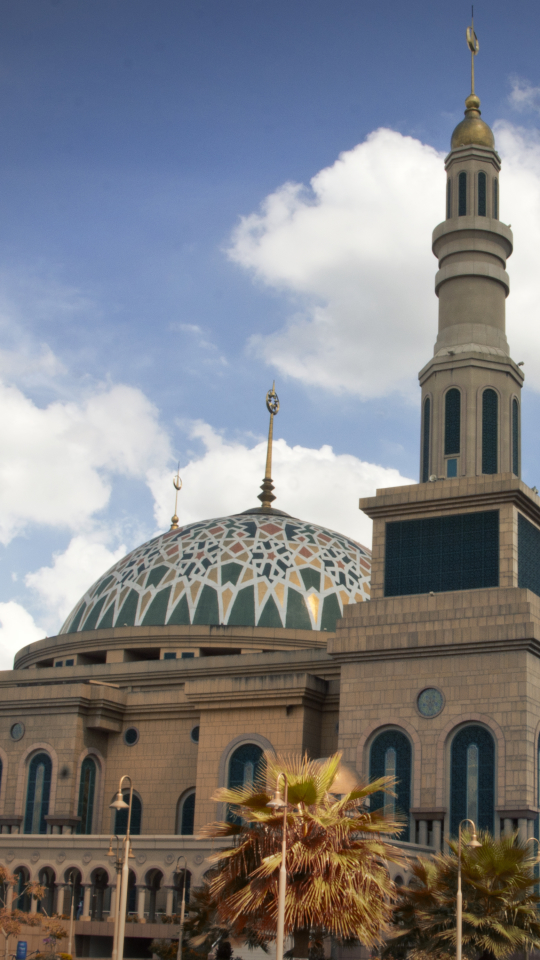 Скачать обои Исламский Центр Самаринда на телефон бесплатно