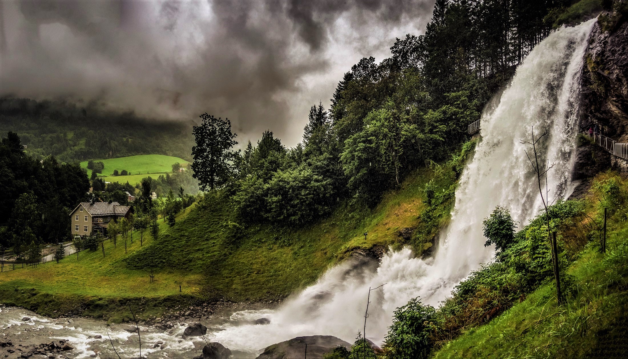 Baixe gratuitamente a imagem Cachoeiras, Vila, Noruega, Nuvem, Terra/natureza, Cachoeira na área de trabalho do seu PC