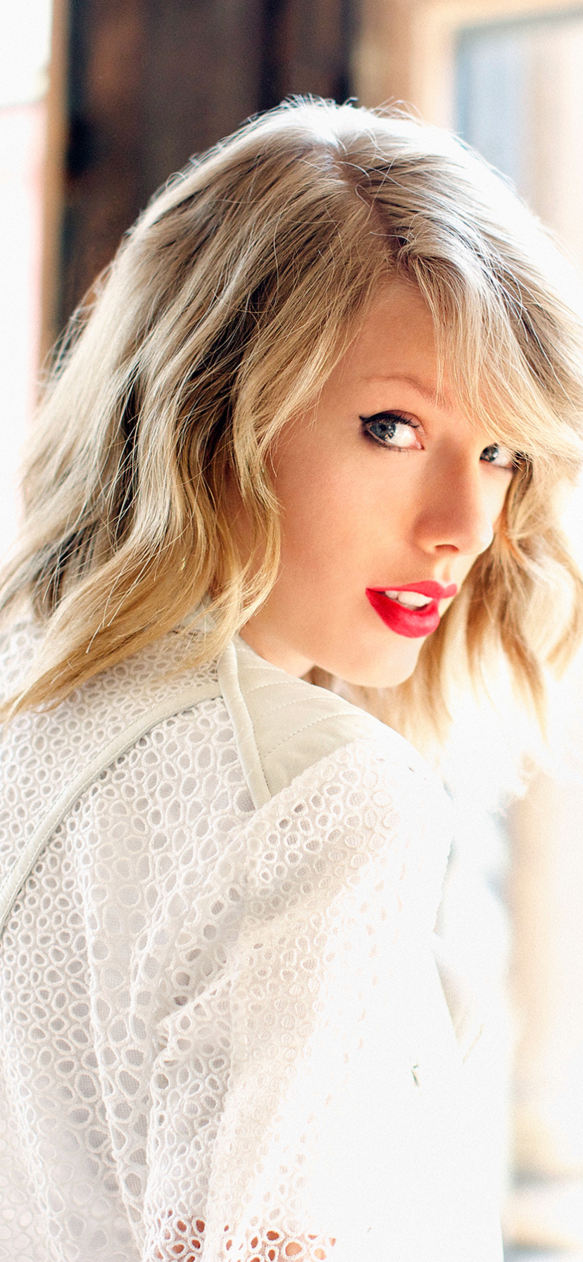 Download mobile wallpaper Music, Singer, Blonde, American, Taylor Swift, Lipstick for free.