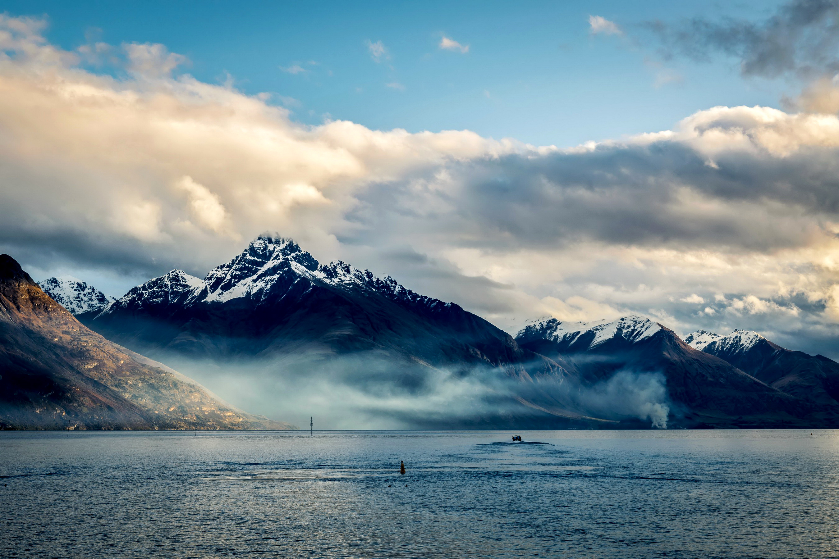 Скачати мобільні шпалери Море, Природа, Нова Зеландія, Небо, Гори, Хмари безкоштовно.