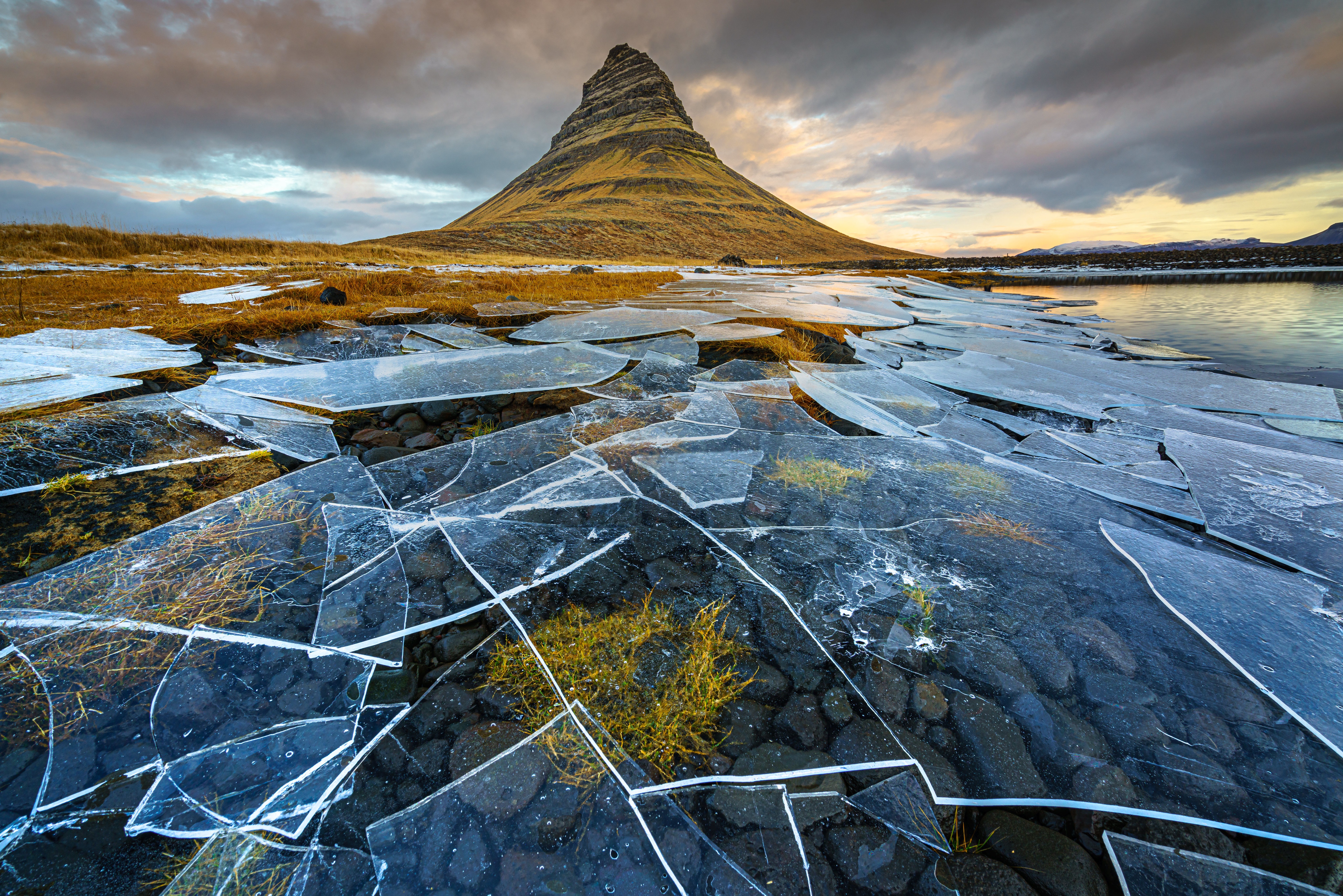 Скачать картинку Природа, Лед, Гора, Исландия, Земля/природа, Вершина Горы в телефон бесплатно.