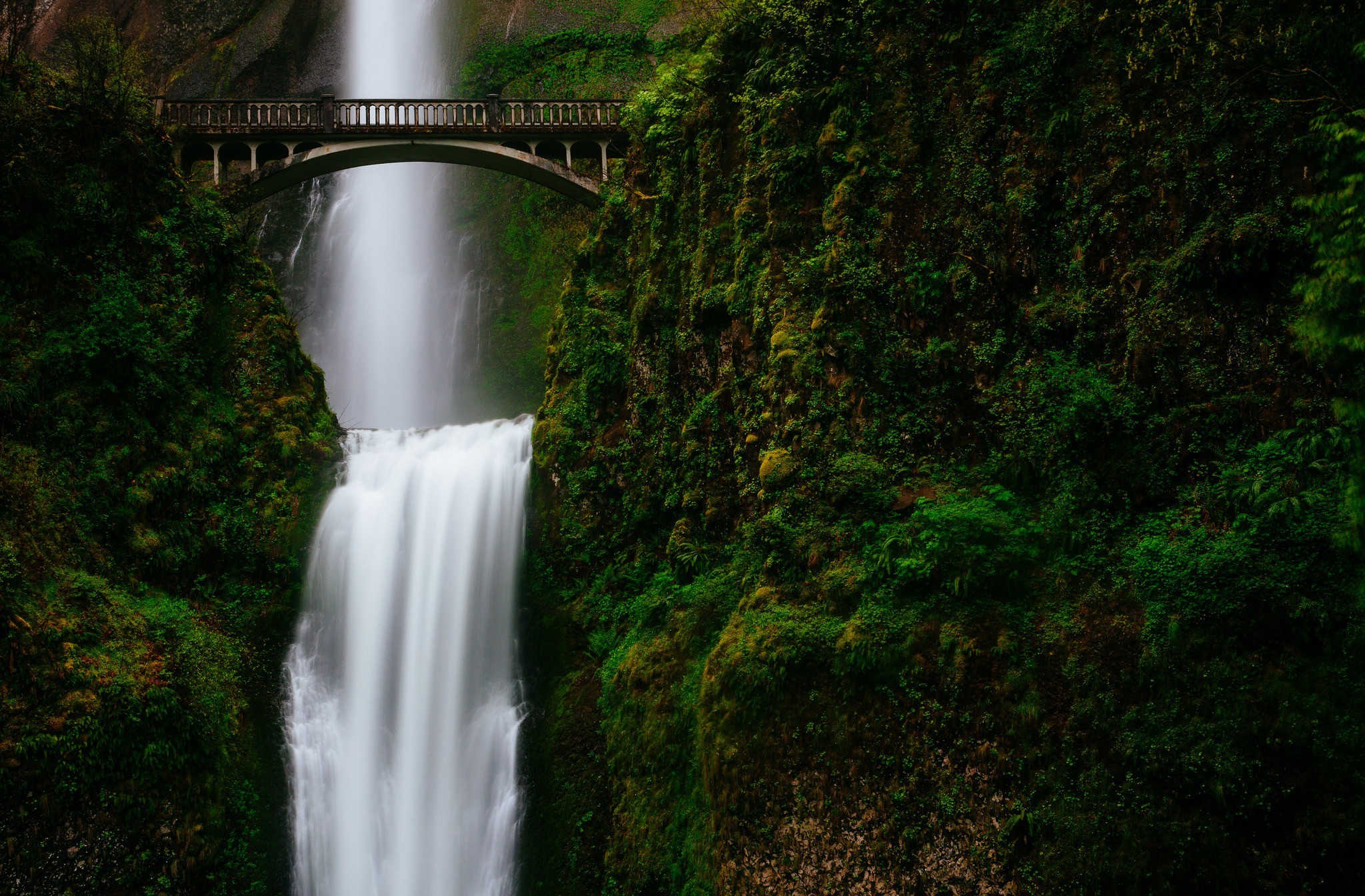 Скачать картинку Мост, Водопад, Водопады, Земля/природа в телефон бесплатно.