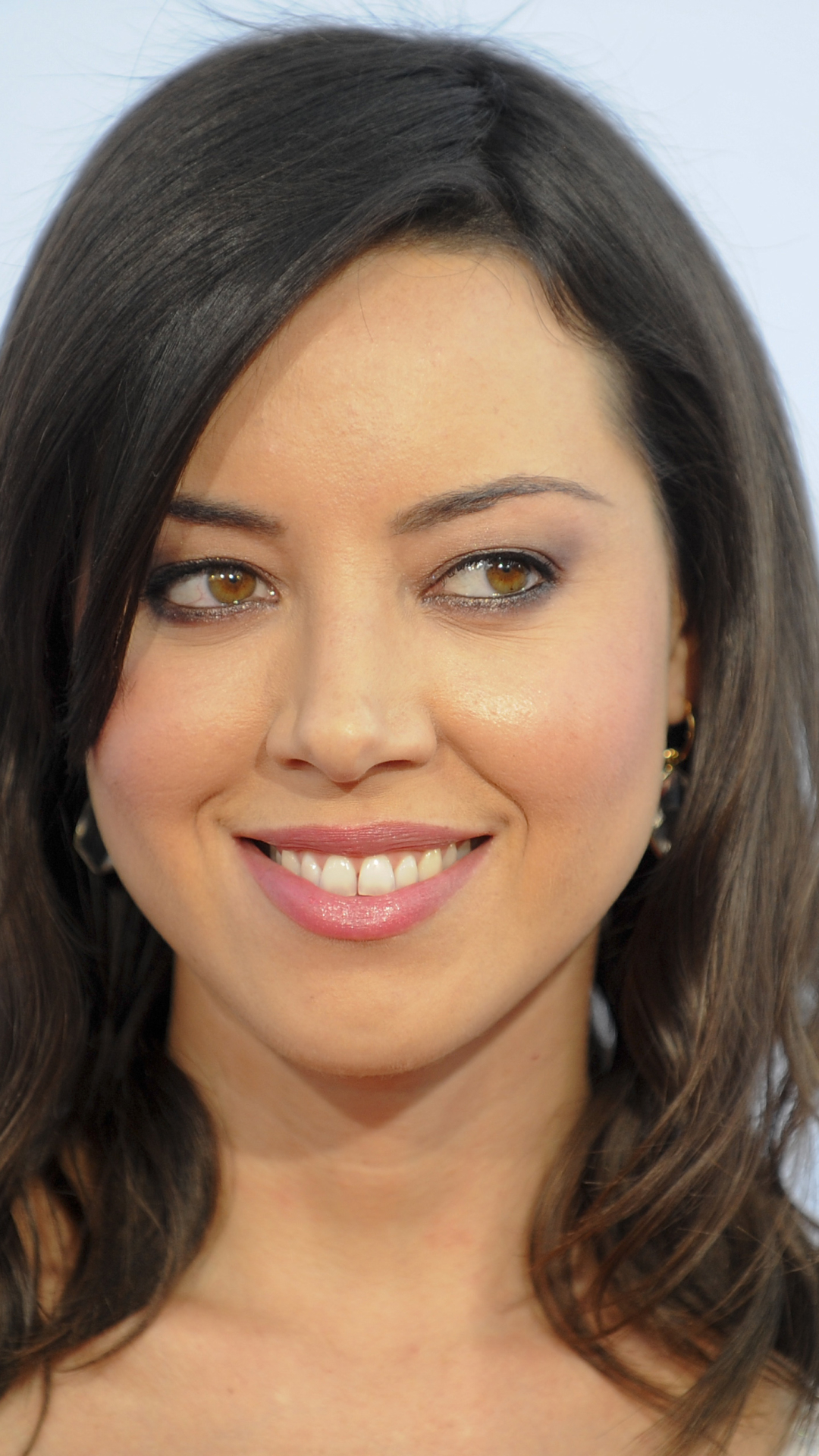 Download mobile wallpaper Smile, Brunette, American, Celebrity, Brown Eyes, Actress, Aubrey Plaza for free.