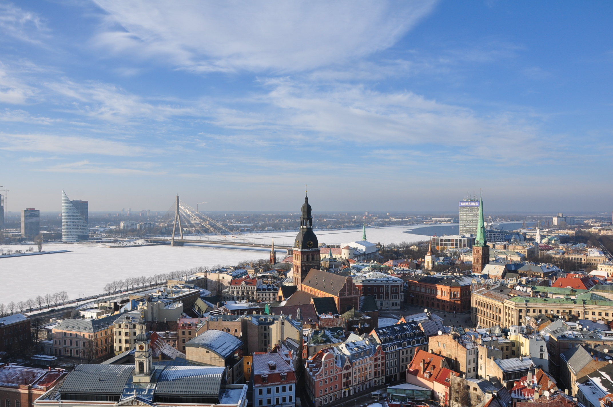 Handy-Wallpaper Städte, Architektur, Fluss, Brücke, Himmel, Lettland, Riga, Menschengemacht kostenlos herunterladen.