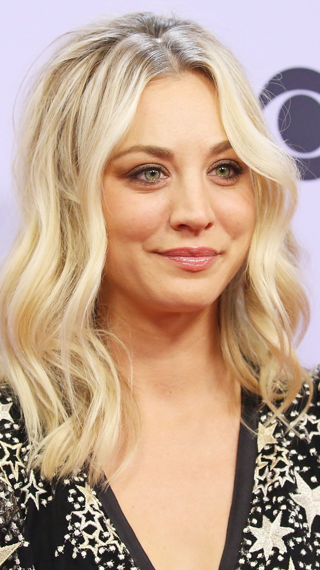 Download mobile wallpaper Blonde, Face, American, Celebrity, Actress, Kaley Cuoco for free.