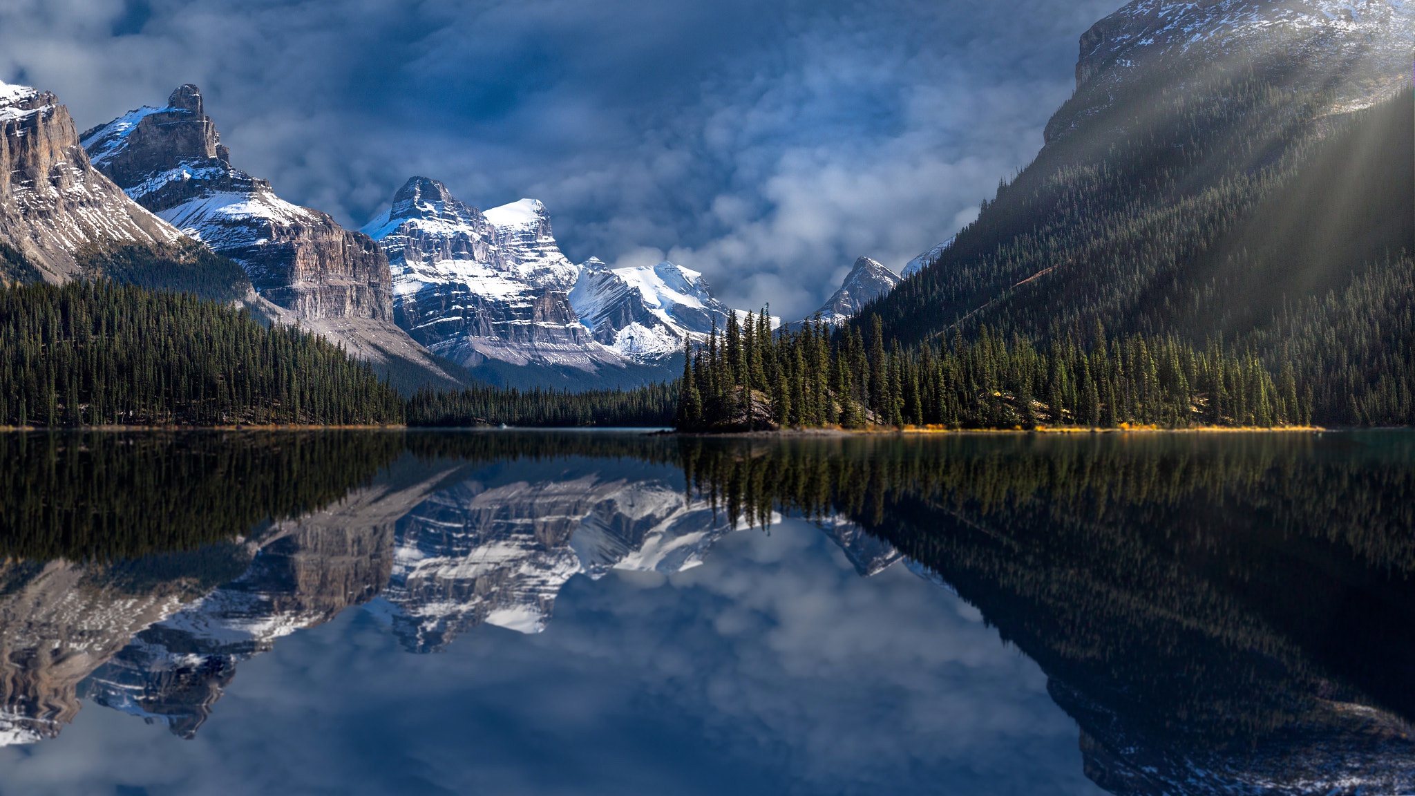 Скачать обои бесплатно Гора, Озеро, Отражение, Канада, Лес, Земля/природа, Вершина Горы картинка на рабочий стол ПК