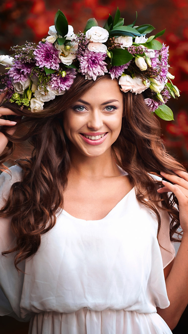 Handy-Wallpaper Blume, Lächeln, Kranz, Brünette, Modell, Frauen, Blaue Augen, Weißes Kleid kostenlos herunterladen.