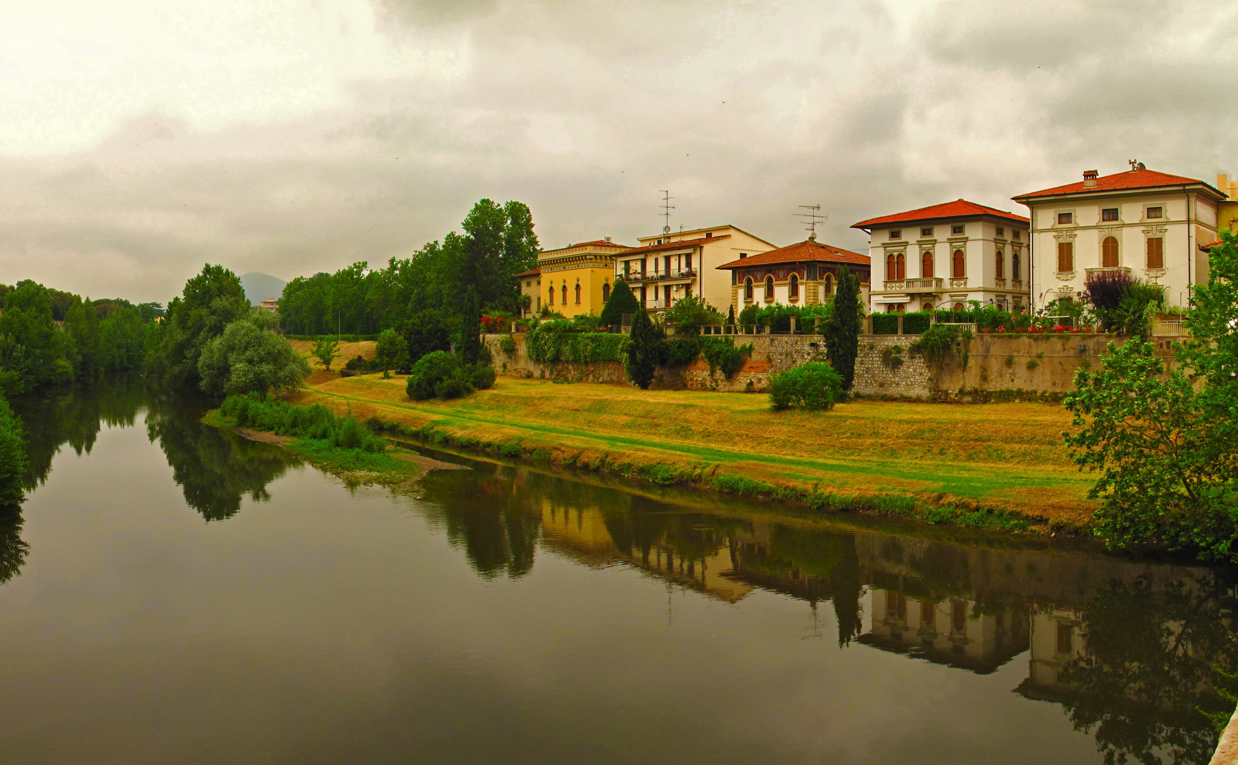 Download mobile wallpaper Italy, Reflection, House, Village, River, Tuscany, Man Made for free.