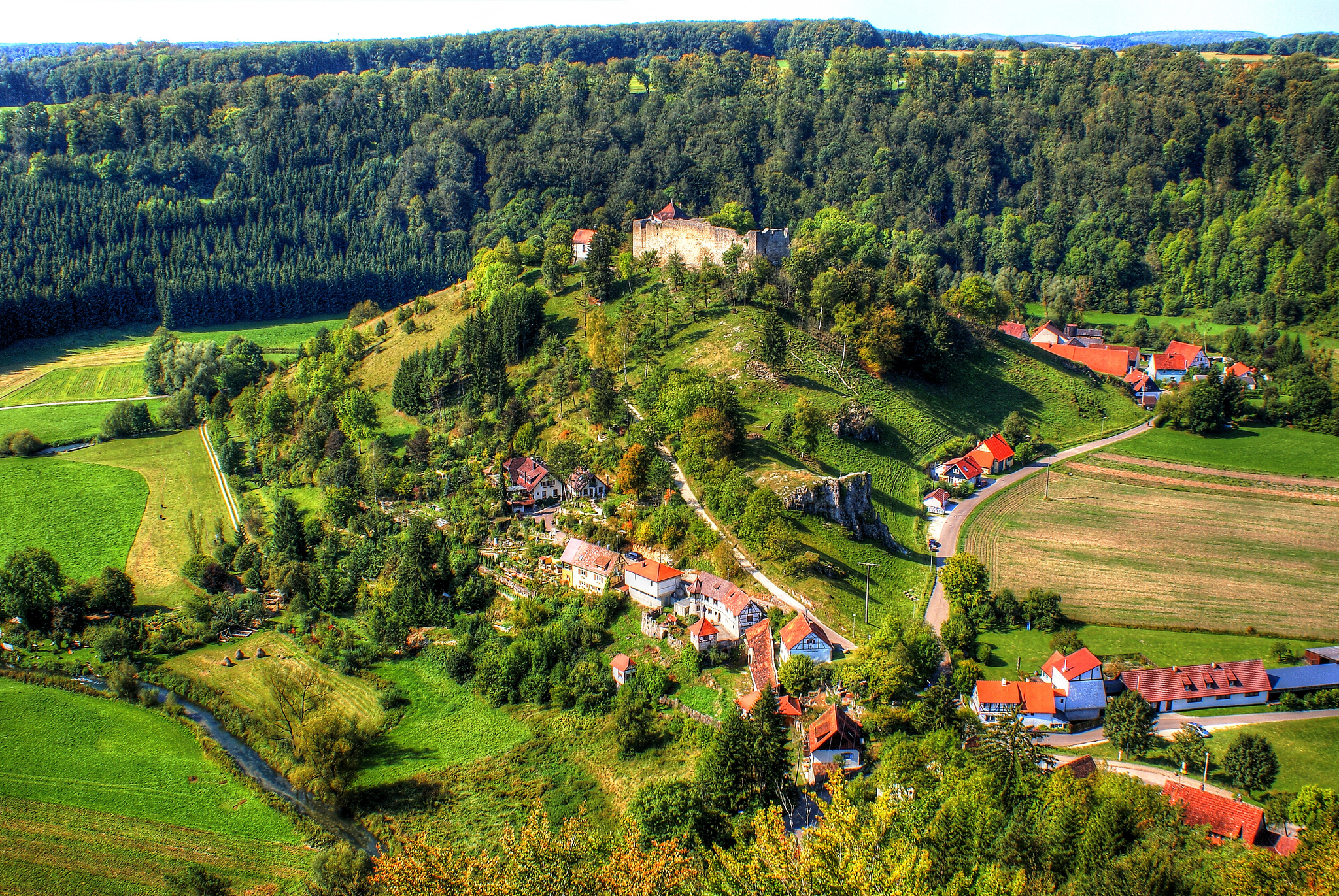 Laden Sie das Wald, Baum, Dorf, Hügel, Deutschland, Gras, Menschengemacht-Bild kostenlos auf Ihren PC-Desktop herunter