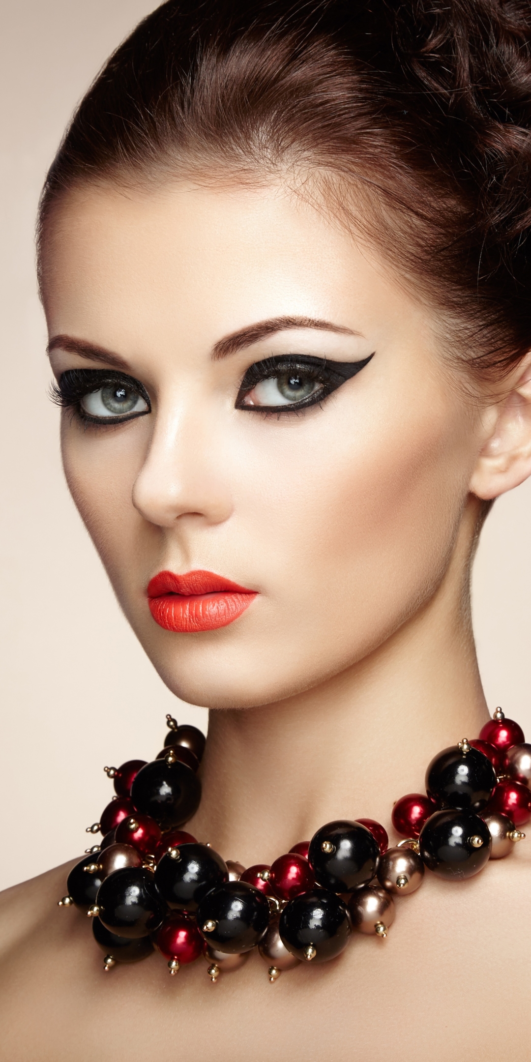 Handy-Wallpaper Gesicht, Brünette, Modell, Frauen, Blaue Augen, Halskette, Lippenstift kostenlos herunterladen.