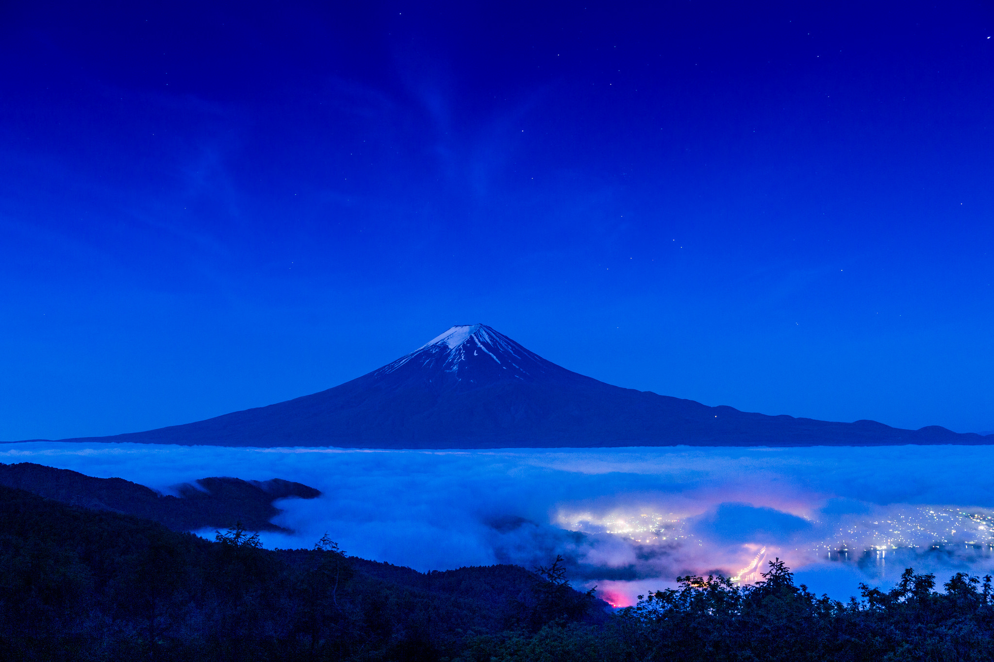 Descarga gratuita de fondo de pantalla para móvil de Paisaje, Noche, Montaña, Luz, Niebla, Japón, Volcán, Monte Fuji, Volcanes, Tierra/naturaleza.