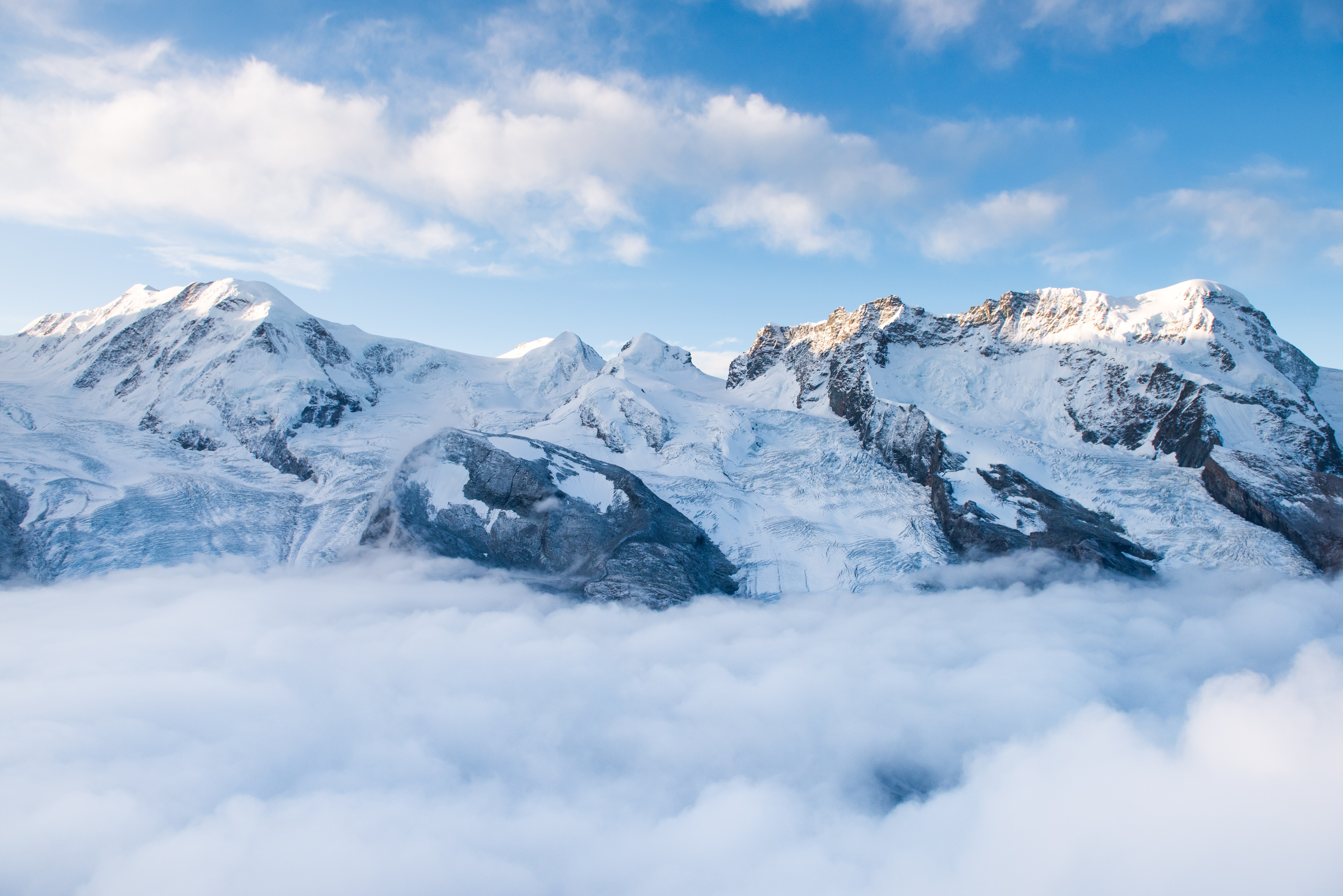 Descarga gratuita de fondo de pantalla para móvil de Nubes, Nieve, Arriba, Naturaleza, Vértice, Montañas.