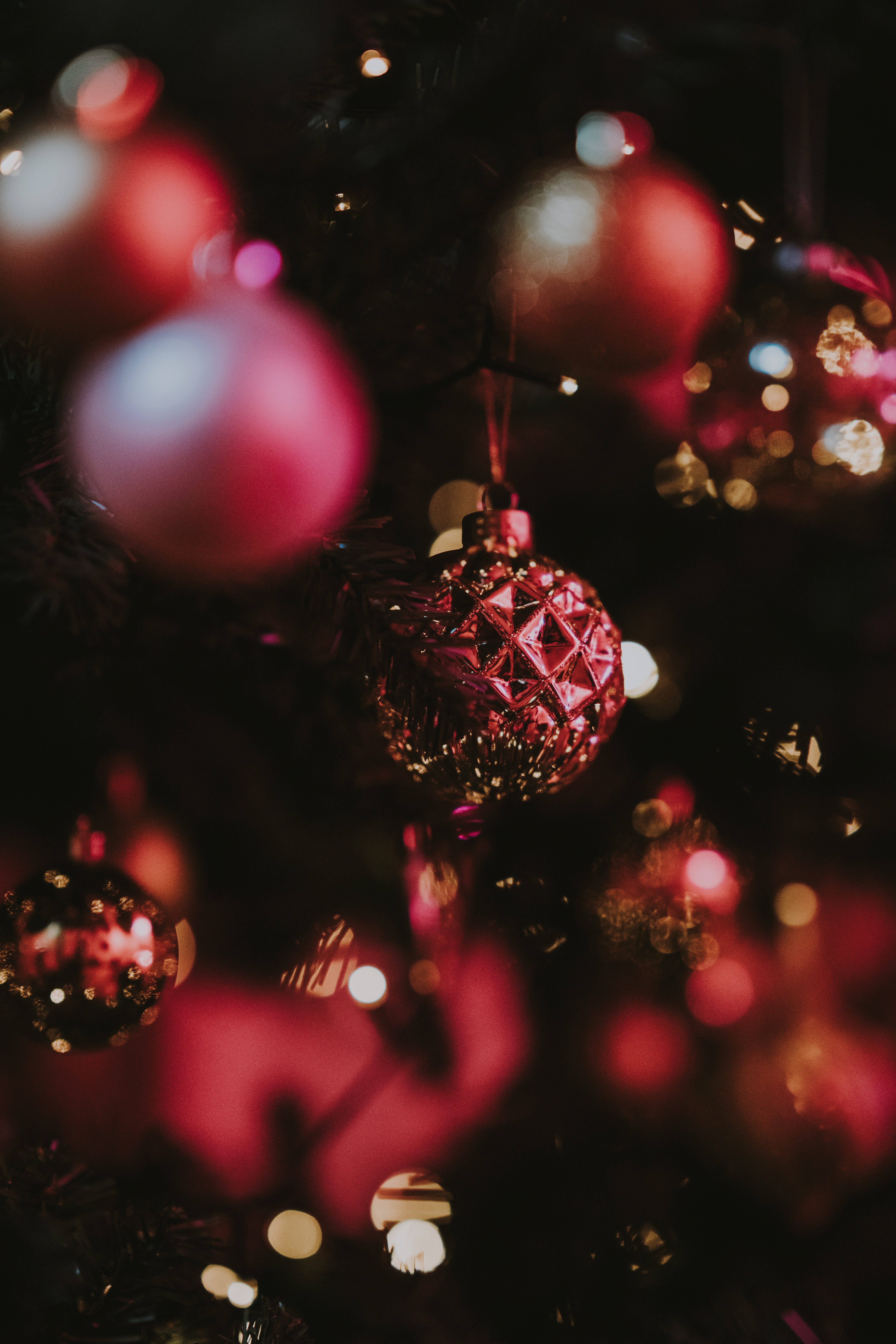 無料モバイル壁紙祝日, 玉, 球, クリスマスツリーのおもちゃ, 新年, 輝き, クリスマス, ボケ, ぎらぎら, グレア, 輝くをダウンロードします。