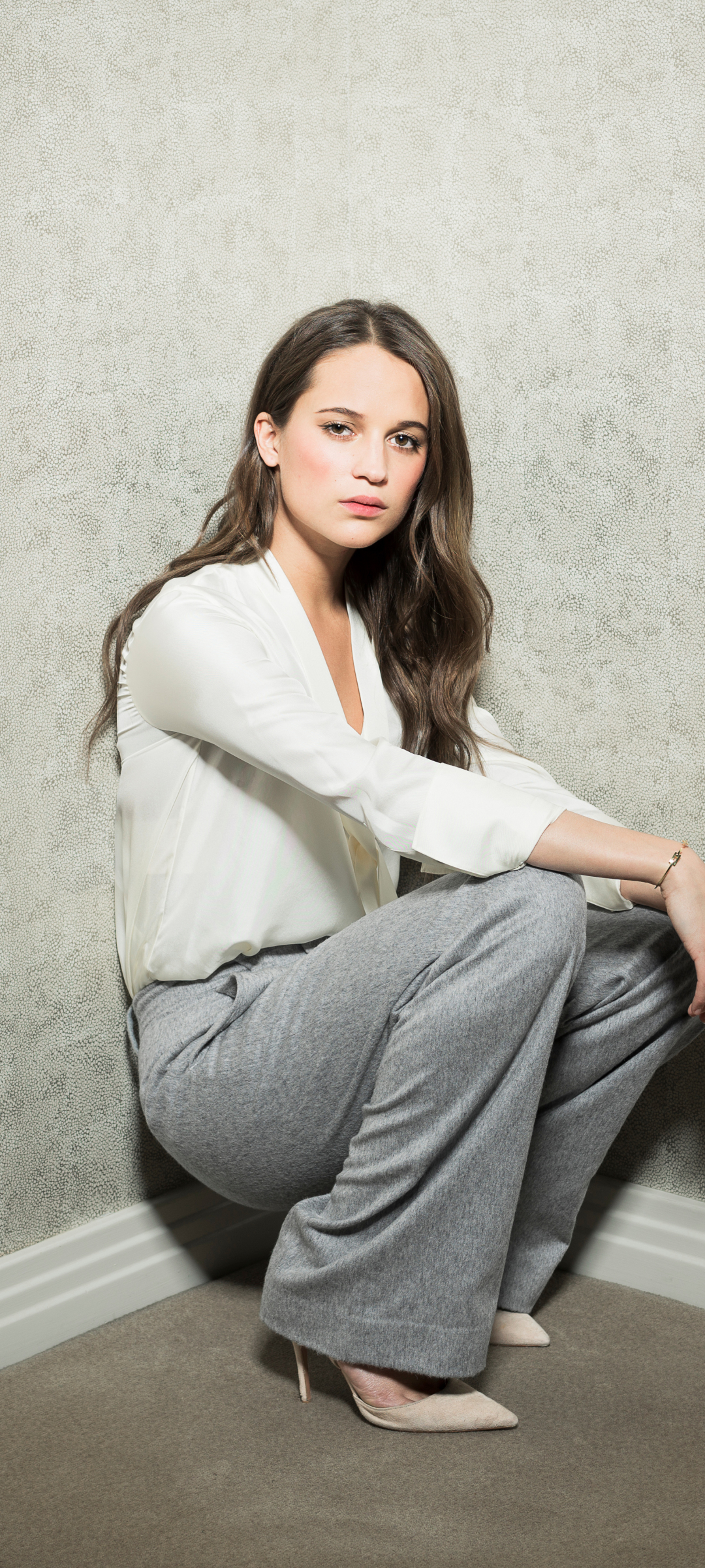 Download mobile wallpaper Brunette, Celebrity, Actress, Swedish, Alicia Vikander for free.