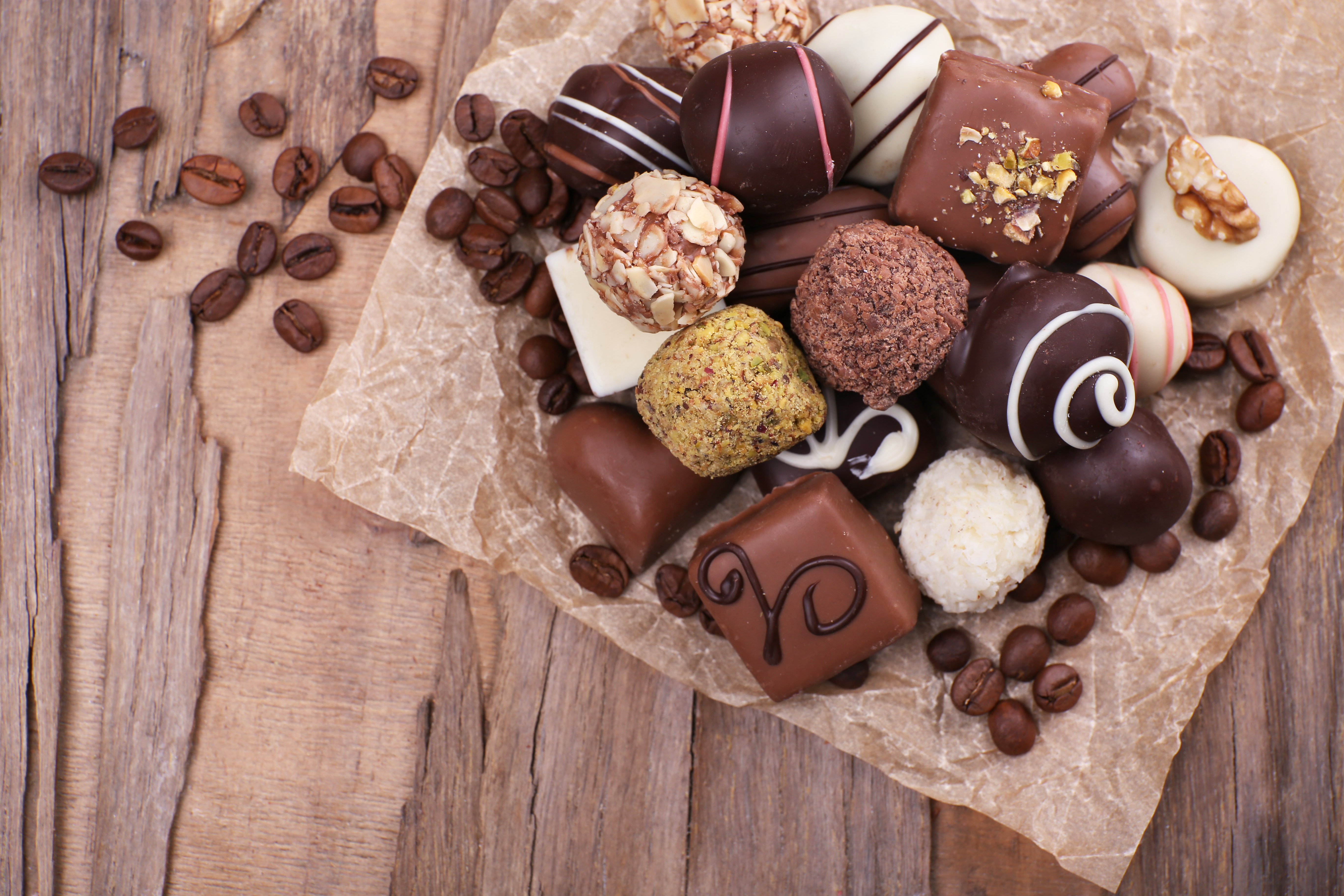 Laden Sie das Schokolade, Kaffeebohnen, Süßigkeiten, Nahrungsmittel, Stillleben-Bild kostenlos auf Ihren PC-Desktop herunter