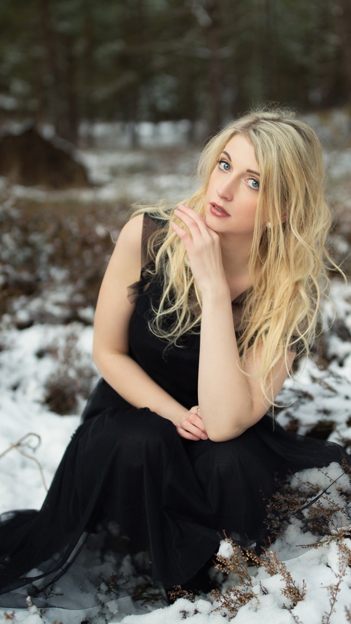 Handy-Wallpaper Winter, Blond, Modell, Frauen, Blaue Augen, Blondinen, Schwarzes Kleid, Tiefenschärfe kostenlos herunterladen.