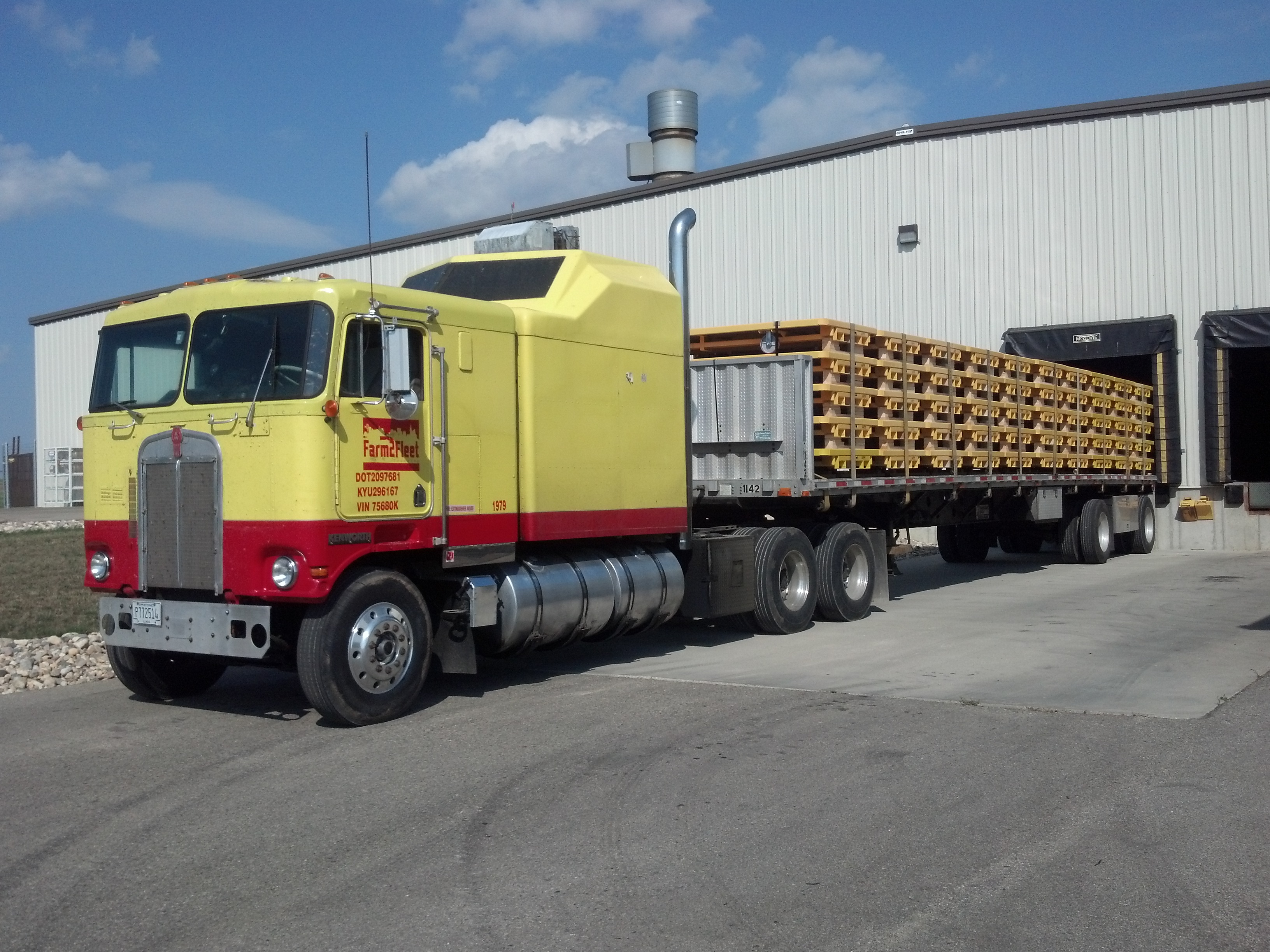 Download mobile wallpaper Trucks, Kenworth, Vehicles for free.