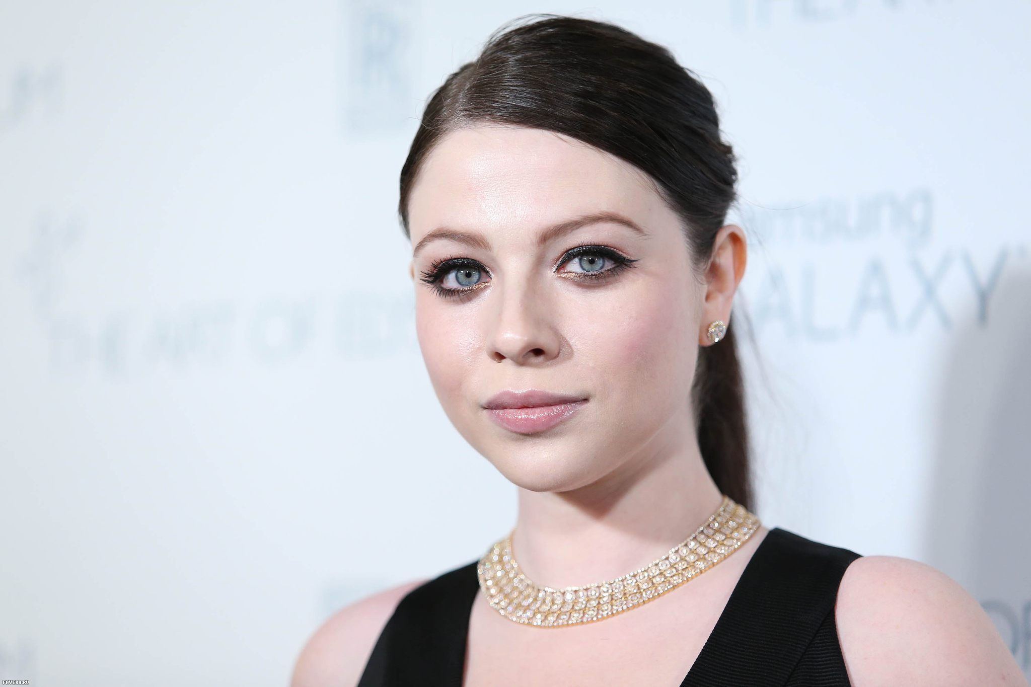 Download mobile wallpaper Face, Blue Eyes, American, Necklace, Celebrity, Black Hair, Actress, Michelle Trachtenberg for free.