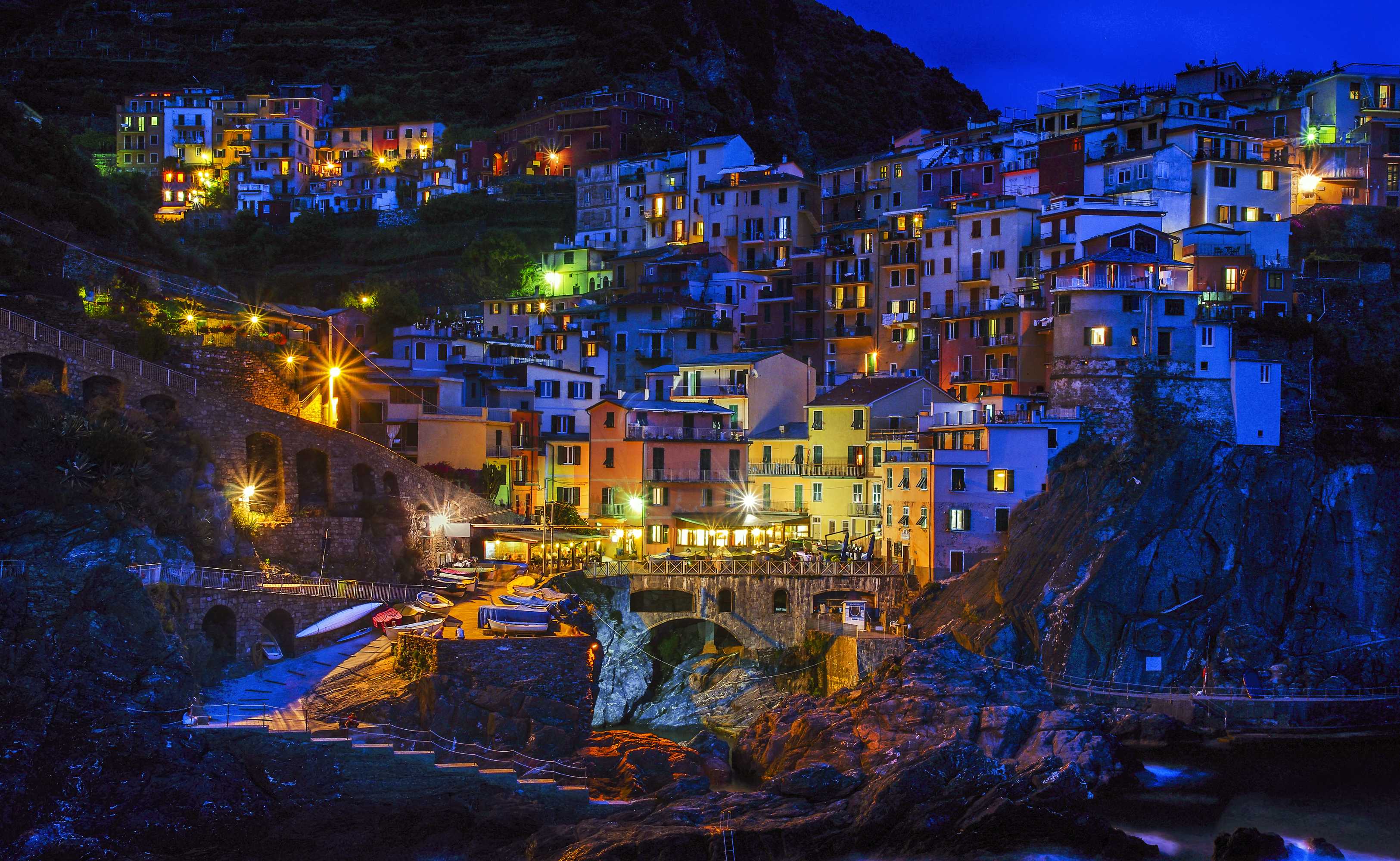 Handy-Wallpaper Städte, Italien, Licht, Haus, Dorf, Nacht, Manarola, Cinque Terre, Menschengemacht kostenlos herunterladen.