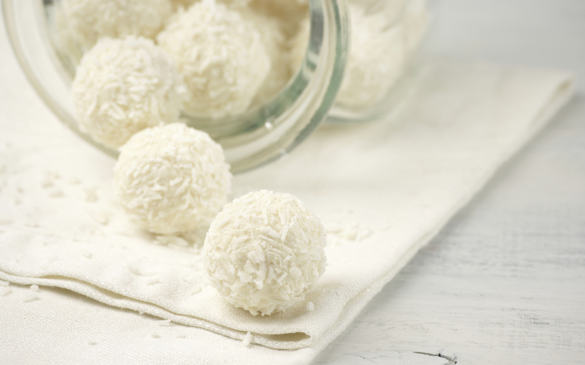 Download mobile wallpaper Food, Dessert, Sweets, Candy, Raffaello for free.