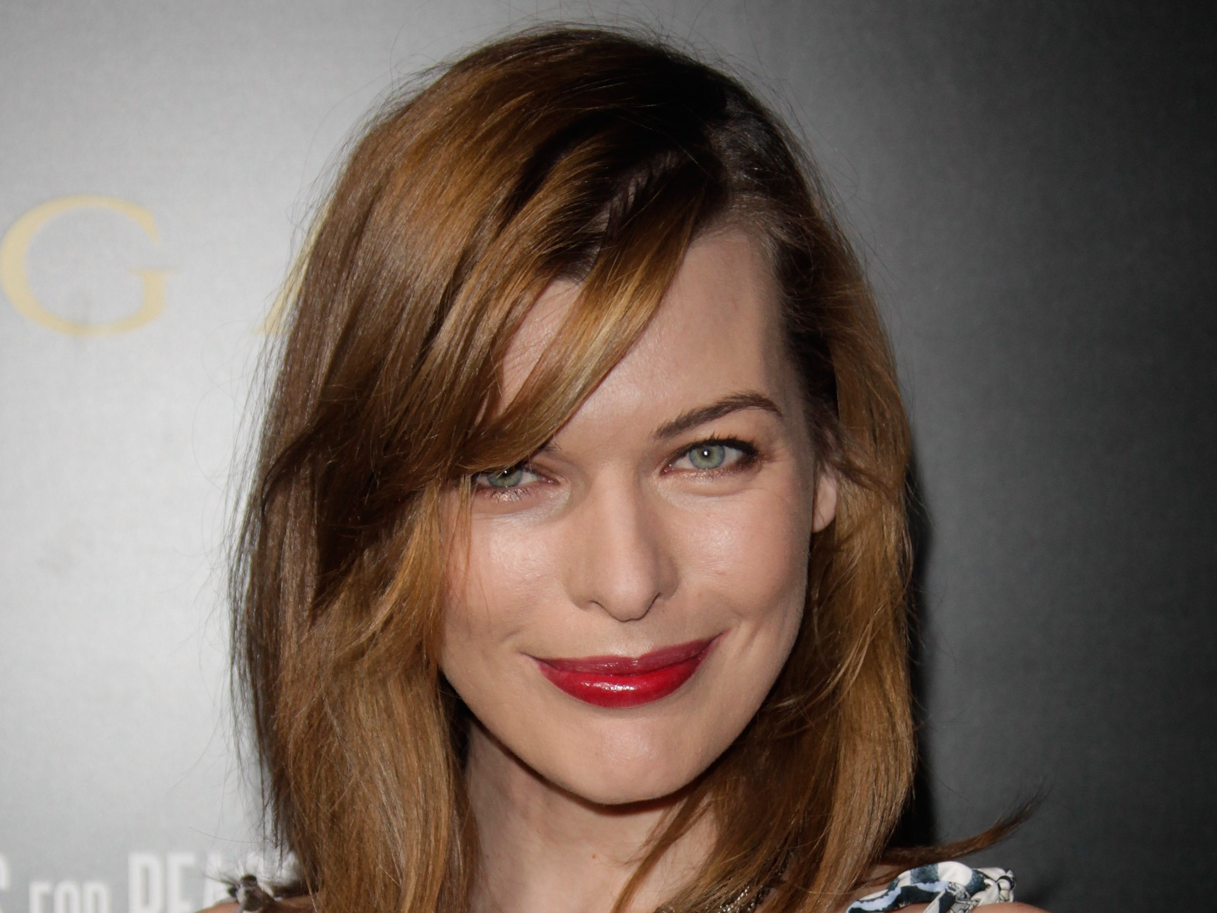 Téléchargez gratuitement l'image Milla Jovovich, Roux, Visage, Yeux Bleus, Américain, Célébrités, Actrice, Rouge À Lèvres sur le bureau de votre PC