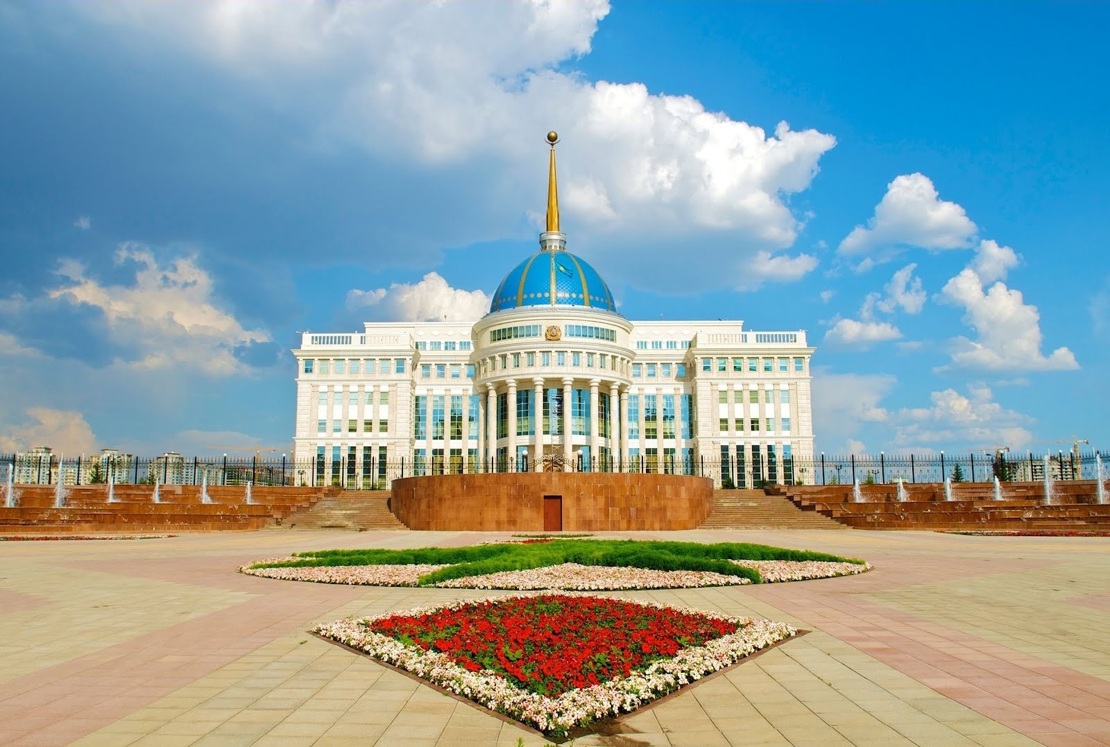 428407 télécharger le fond d'écran construction humaine, palais, bâtiment, nuage, fleur, kazakhstan, ciel - économiseurs d'écran et images gratuitement