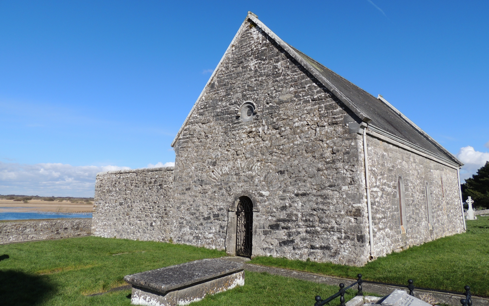 Скачати мобільні шпалери Ірландія, Монастир, Хрестик, Релігійний, Клонмакнойз, Монастир Клонмакнойз безкоштовно.