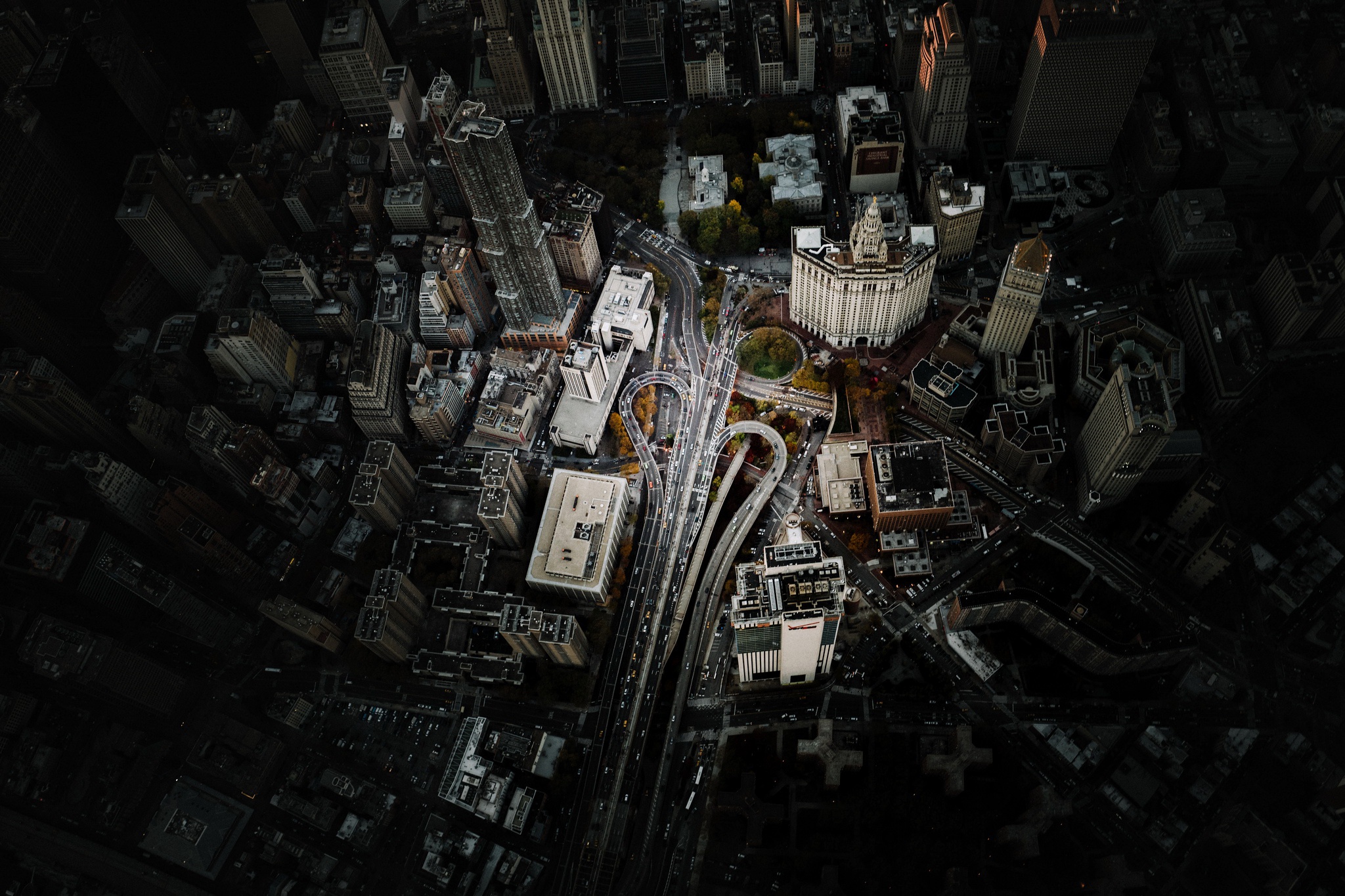 Скачати мобільні шпалери Міста, Сша, Місто, Будівля, Дорога, Нью Йорк, Манхеттен, Антена, Створено Людиною безкоштовно.
