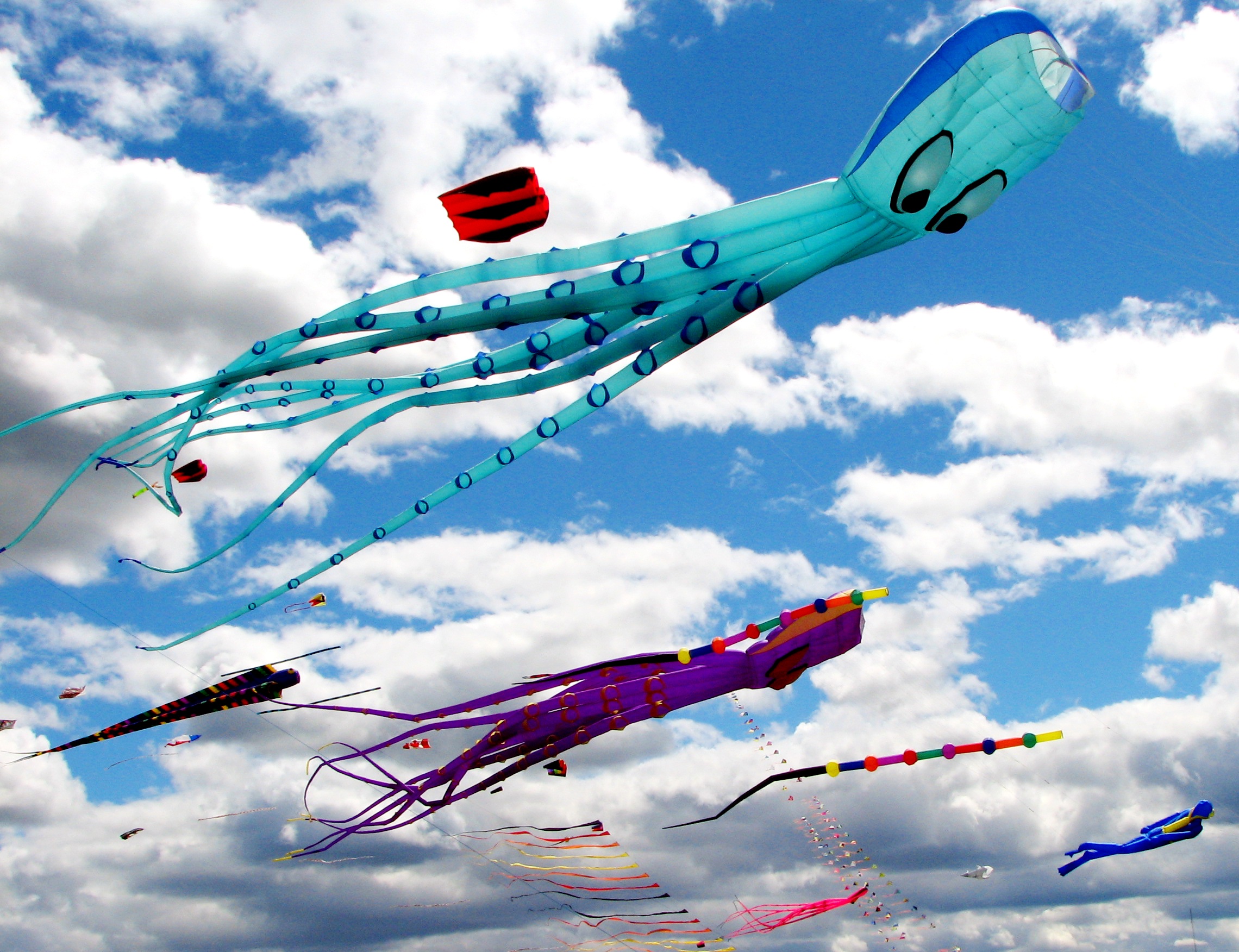 749302 скачать обои сделано человеком, летающий змей, облака, красочный, цвета - заставки и картинки бесплатно