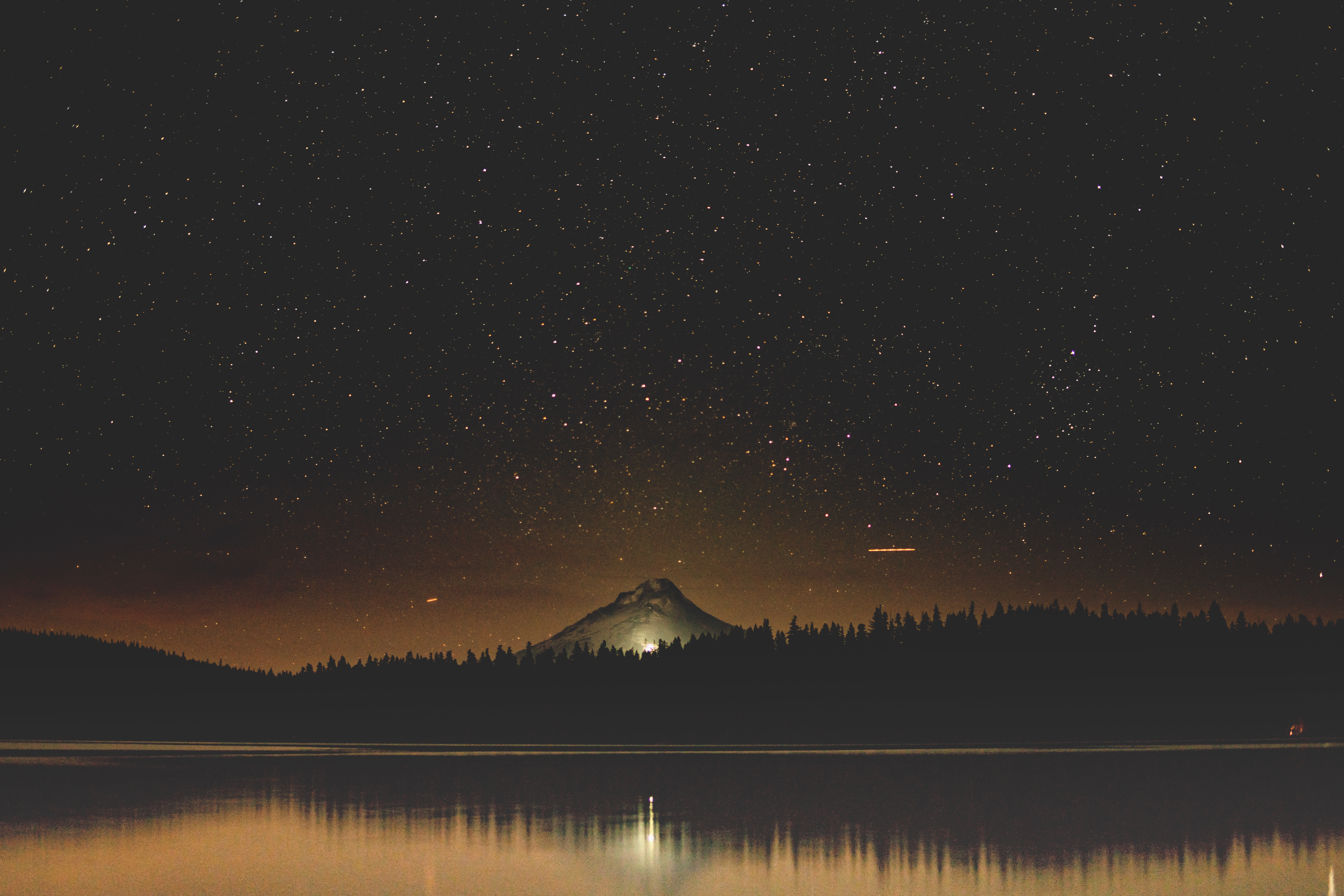 Descarga gratis la imagen Naturaleza, Árboles, Noche, Montaña, Lago, Cielo Estrellado en el escritorio de tu PC
