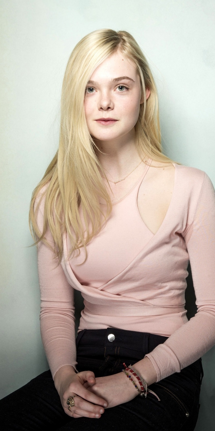 Download mobile wallpaper Blonde, Celebrity, Long Hair, Actress, Elle Fanning for free.