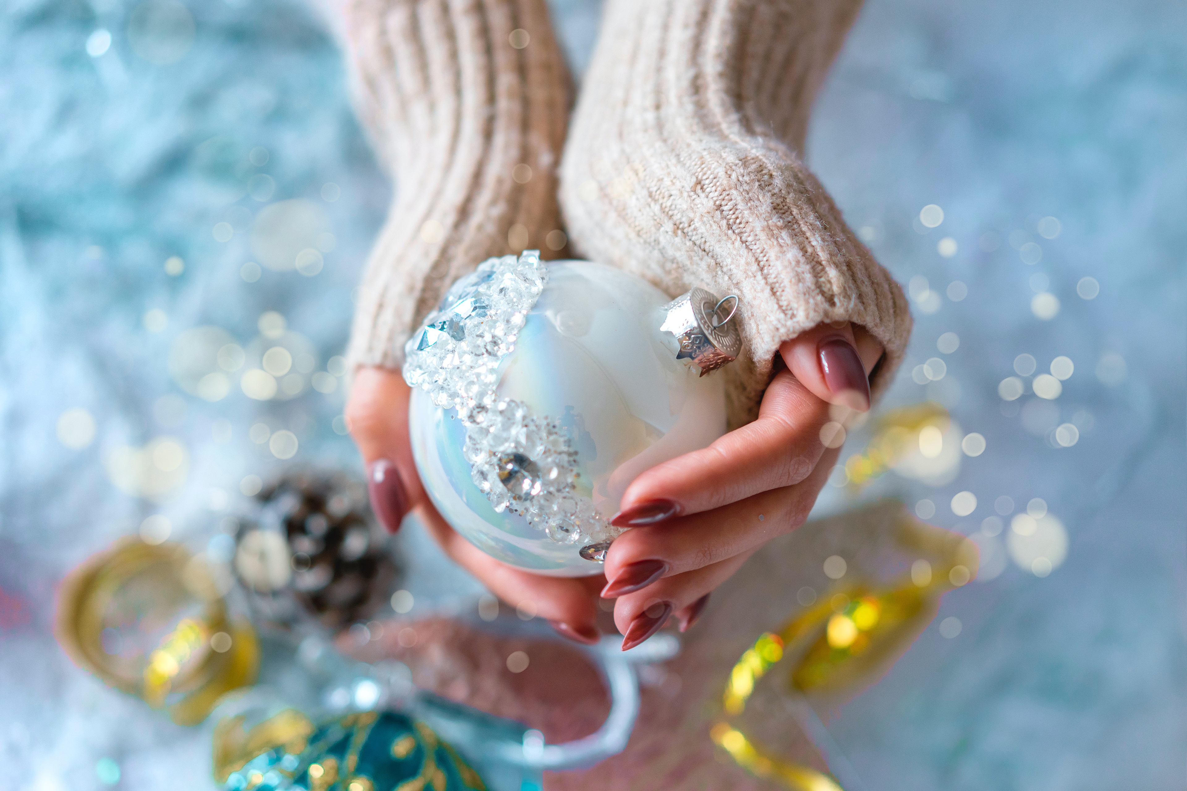 Free download wallpaper Hand, Photography, Christmas Ornaments, Bauble on your PC desktop