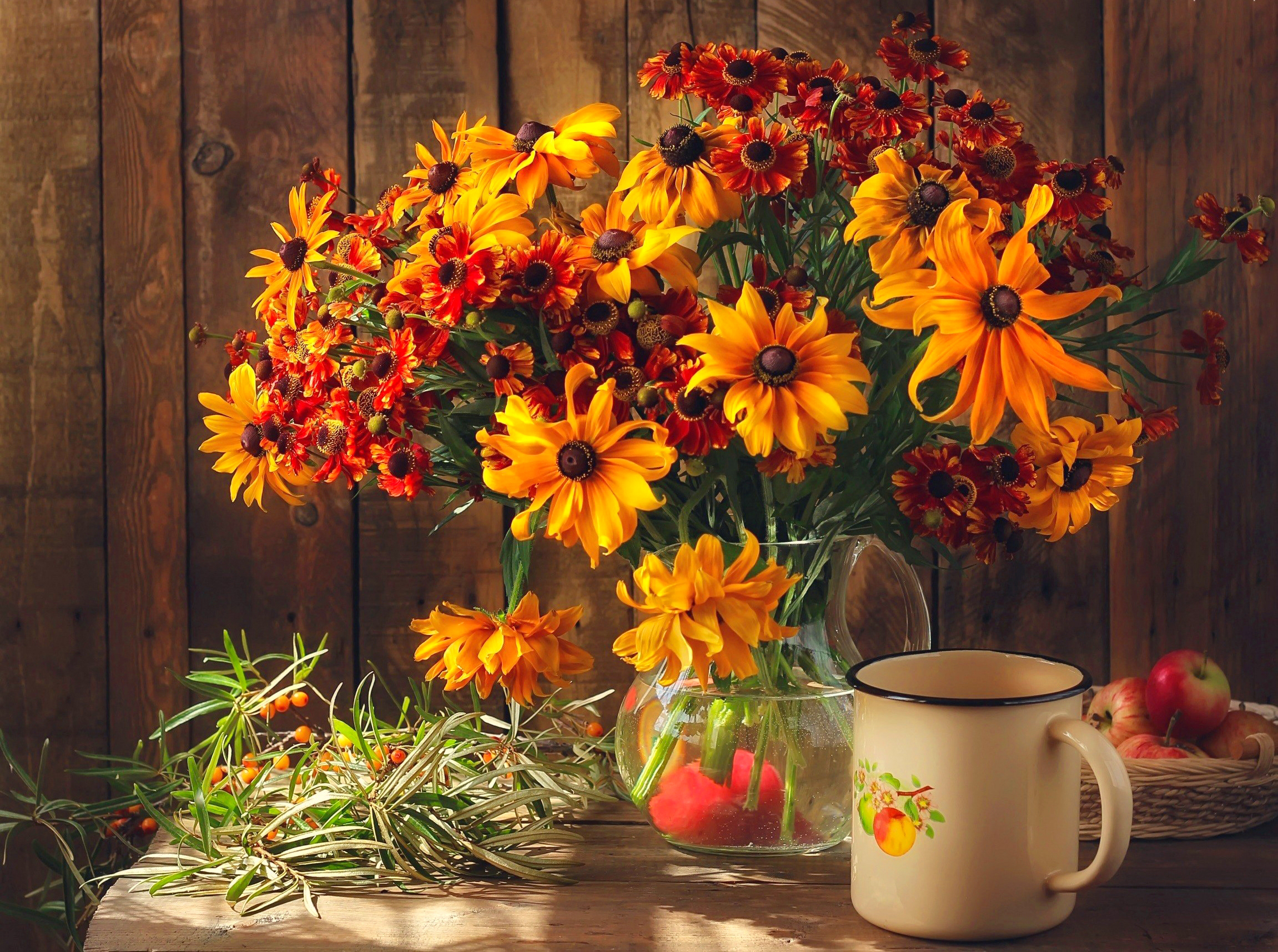 Handy-Wallpaper Herbst, Blume, Tasse, Vase, Apfel, Fotografie, Gelbe Blume, Stillleben, Orangene Blume kostenlos herunterladen.