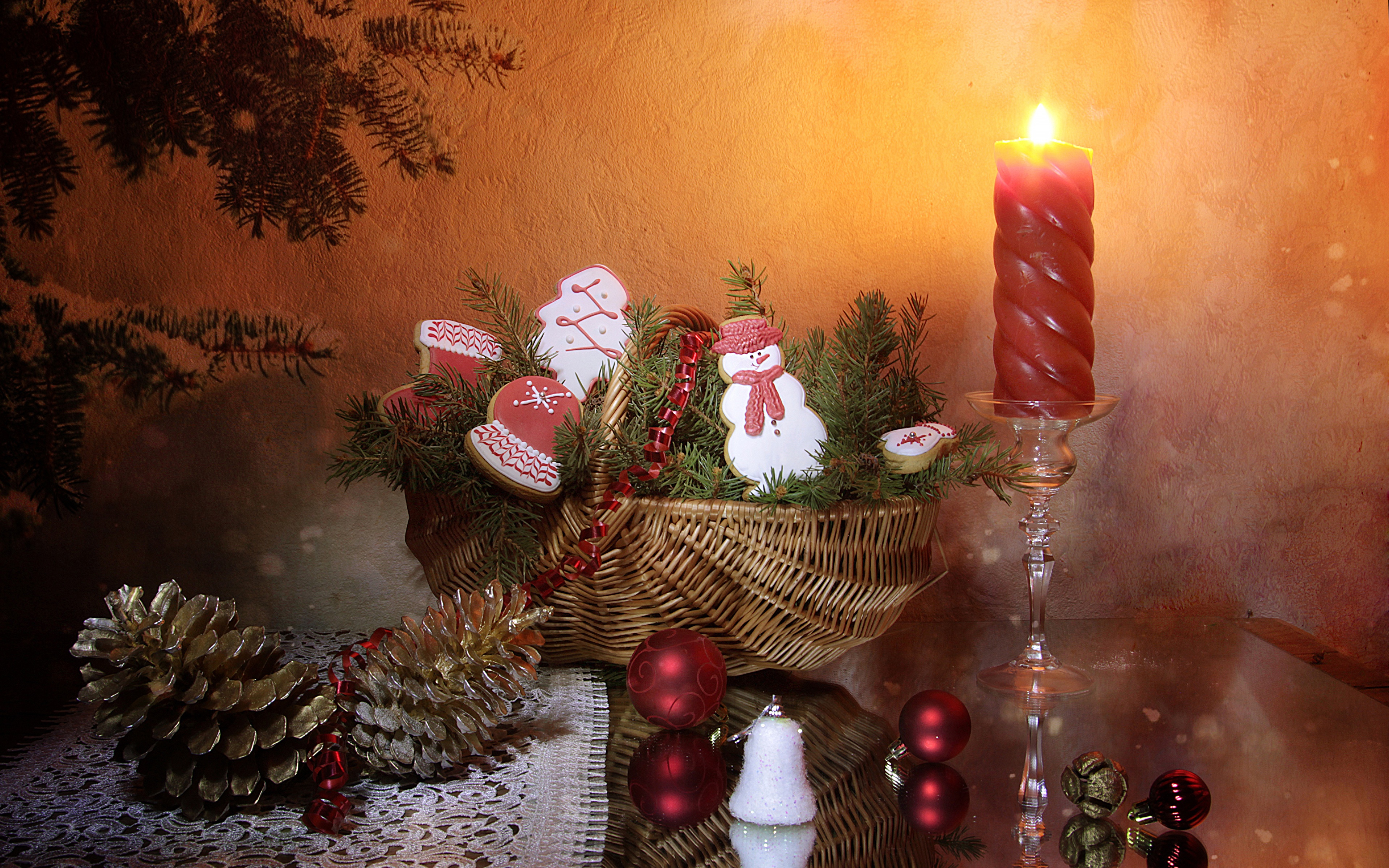 Handy-Wallpaper Feiertage, Weihnachten, Weihnachtsschmuck, Korb, Kerze, Tannenzapfen, Stillleben, Plätzchen, Flitter kostenlos herunterladen.
