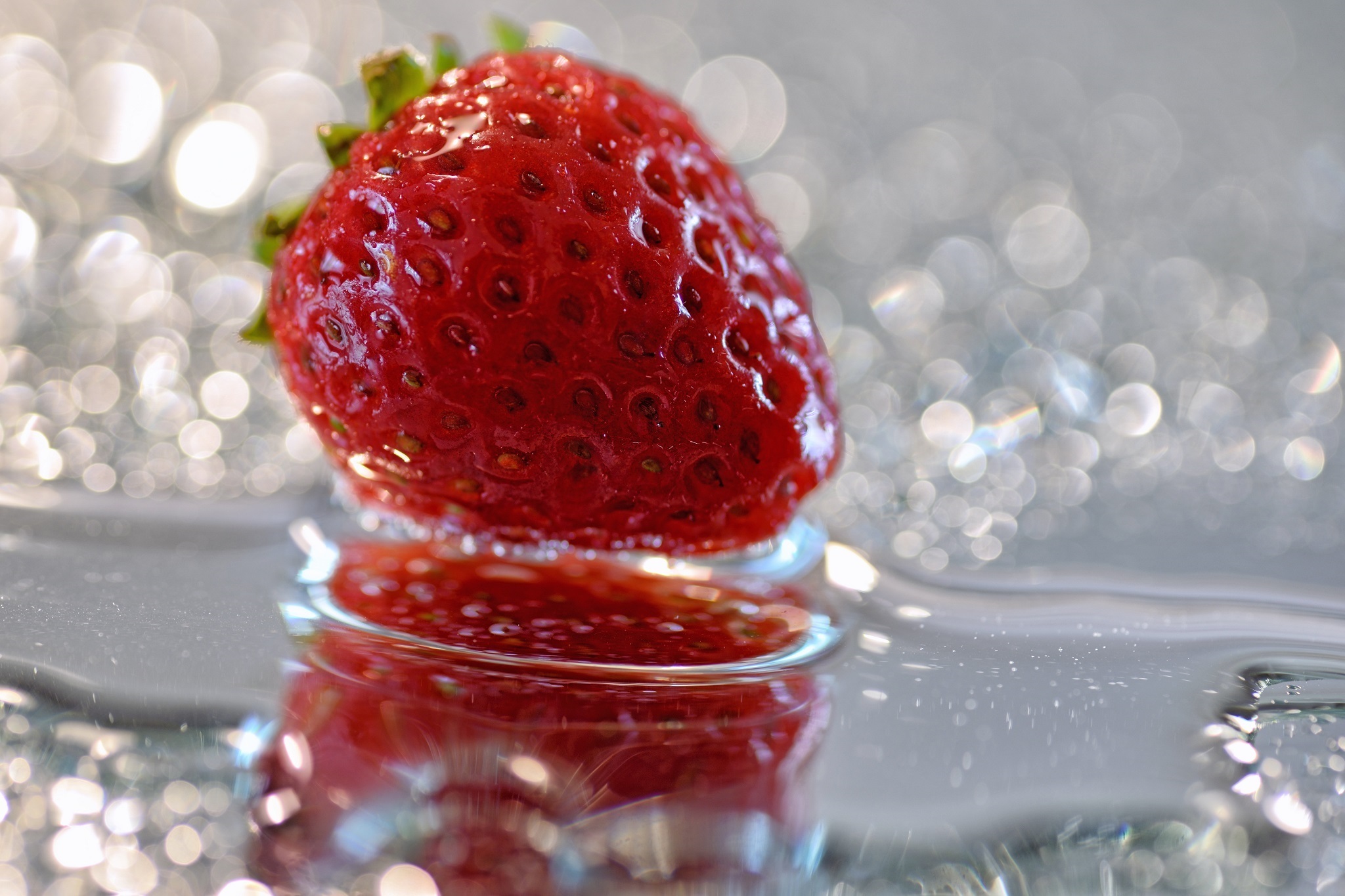 Handy-Wallpaper Wasser, Erdbeere, Frucht, Nahrungsmittel, Früchte kostenlos herunterladen.