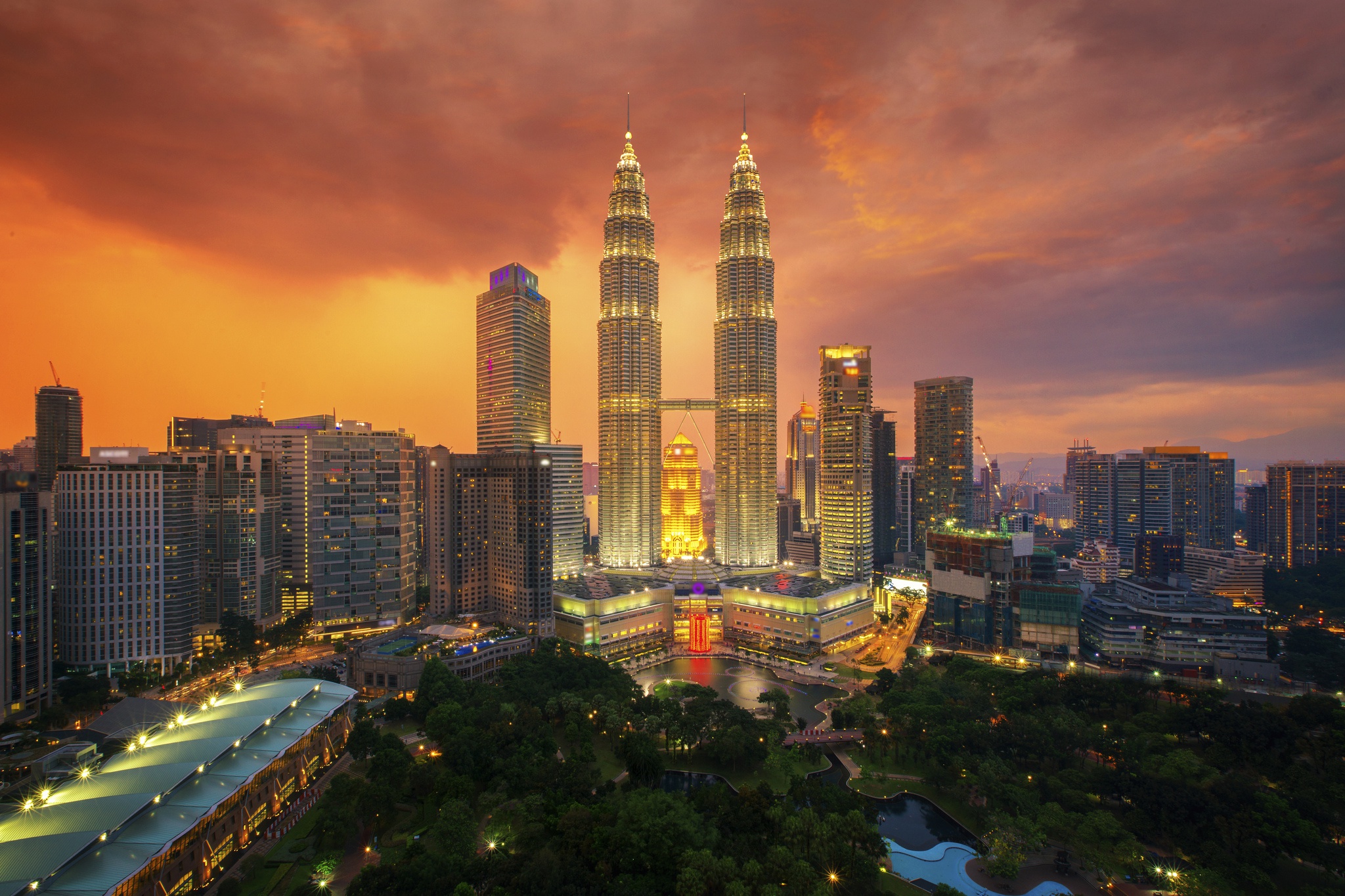 428731 скачать картинку сделано человеком, куала лумпур, здание, город, малайзия, ночь, башни петронас, небоскрёб, города - обои и заставки бесплатно
