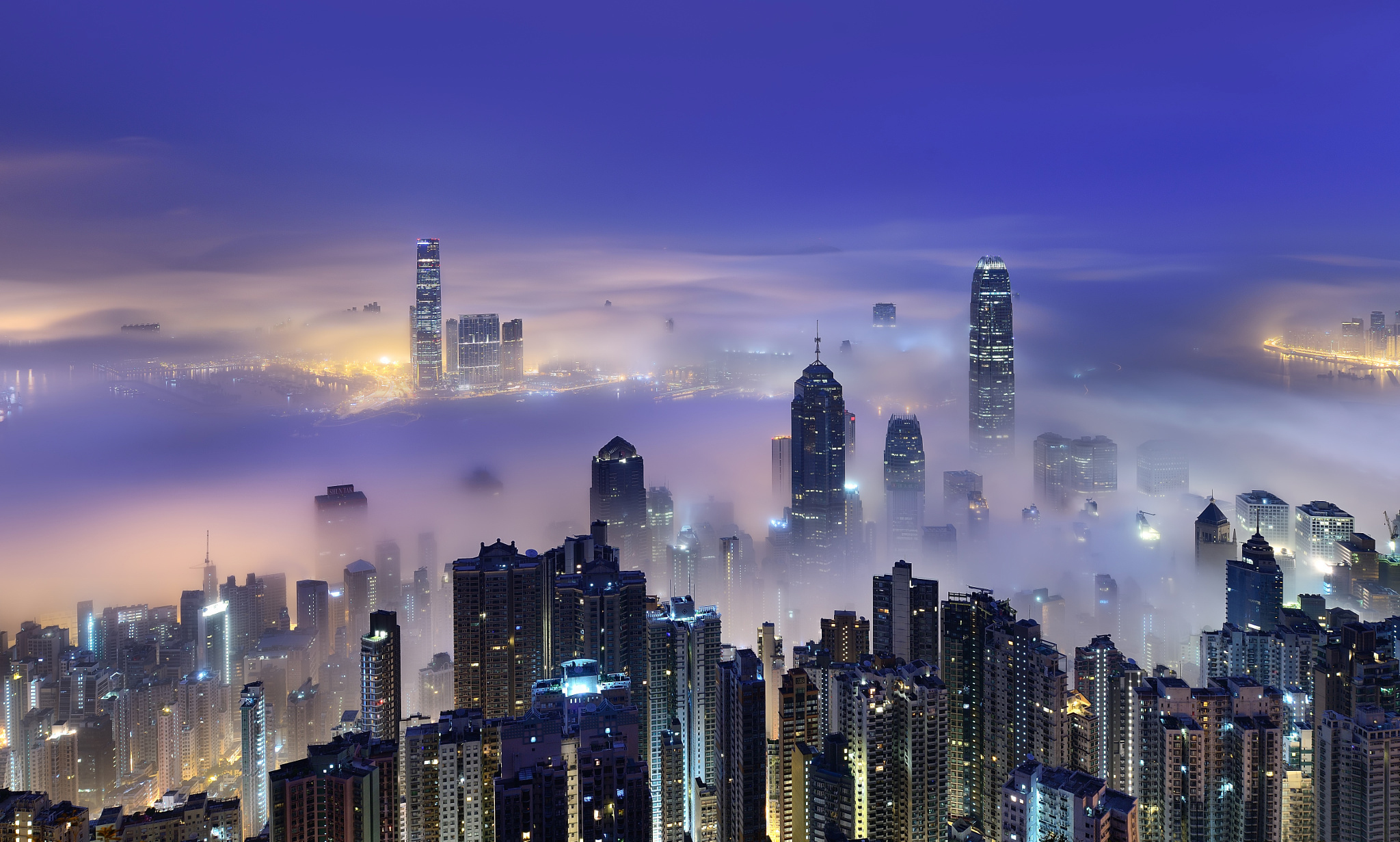 Laden Sie das Städte, Wolkenkratzer, Gebäude, Licht, Nebel, Stadtbild, China, Hongkong, Nacht, Menschengemacht, Großstadt-Bild kostenlos auf Ihren PC-Desktop herunter