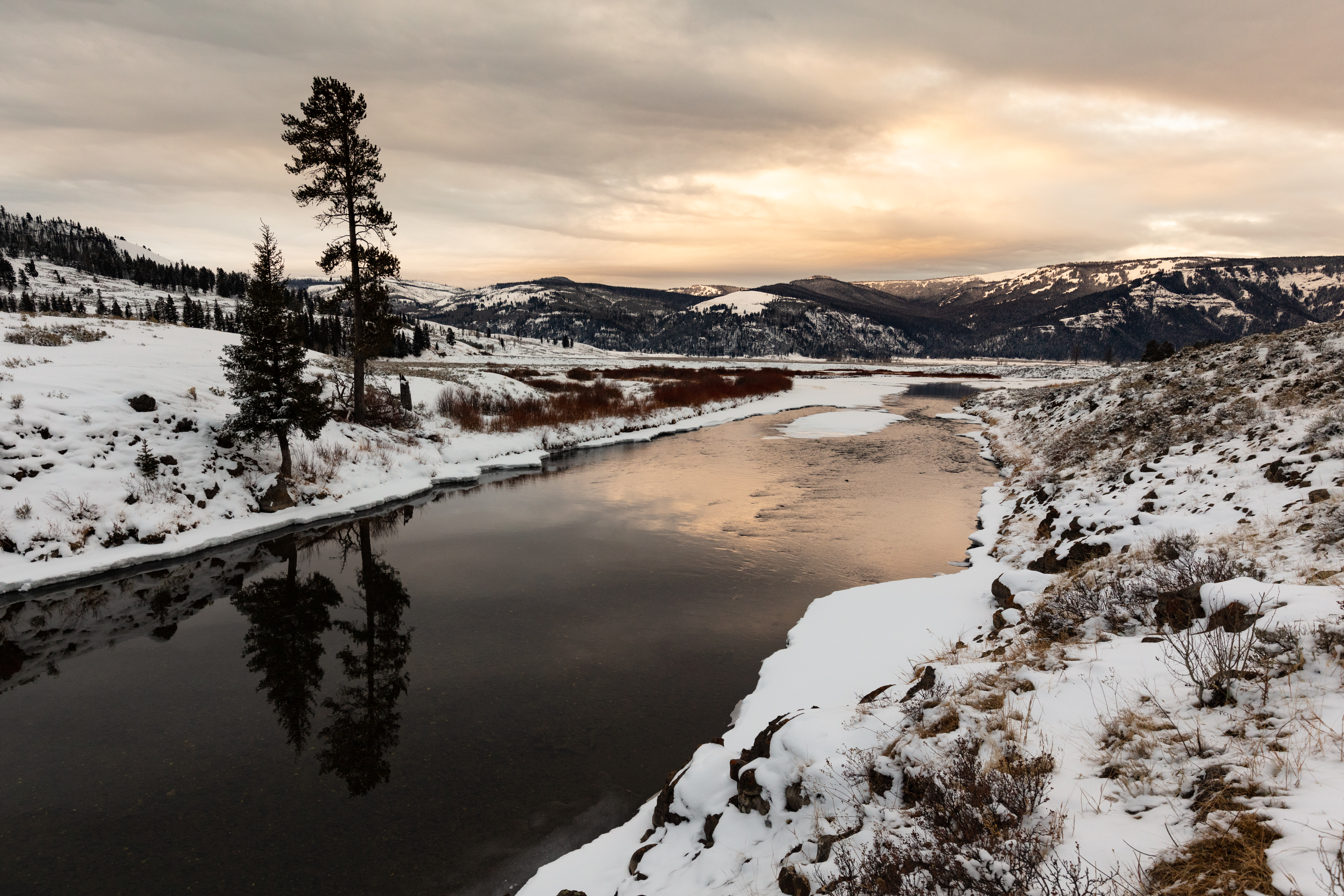Скачать картинку Снежный, Холмы, Река, Снег, Природа в телефон бесплатно.