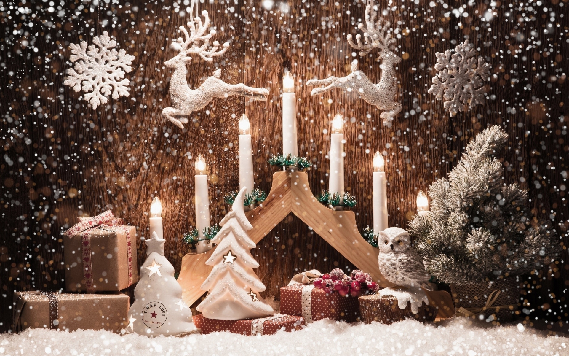 Handy-Wallpaper Feiertage, Dekoration, Eule, Schnee, Weihnachten, Baum, Geschenk, Kerze, Rentier kostenlos herunterladen.