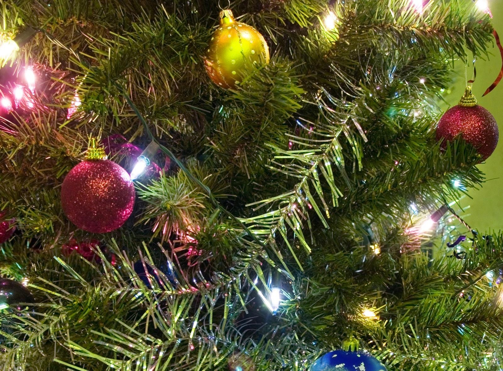 133931 descargar fondo de pantalla vacaciones, año nuevo, día festivo, decoraciones de navidad, juguetes de árbol de navidad, árbol de navidad, oropel, guirnalda, pelotas, bolas, guirnaldas: protectores de pantalla e imágenes gratis