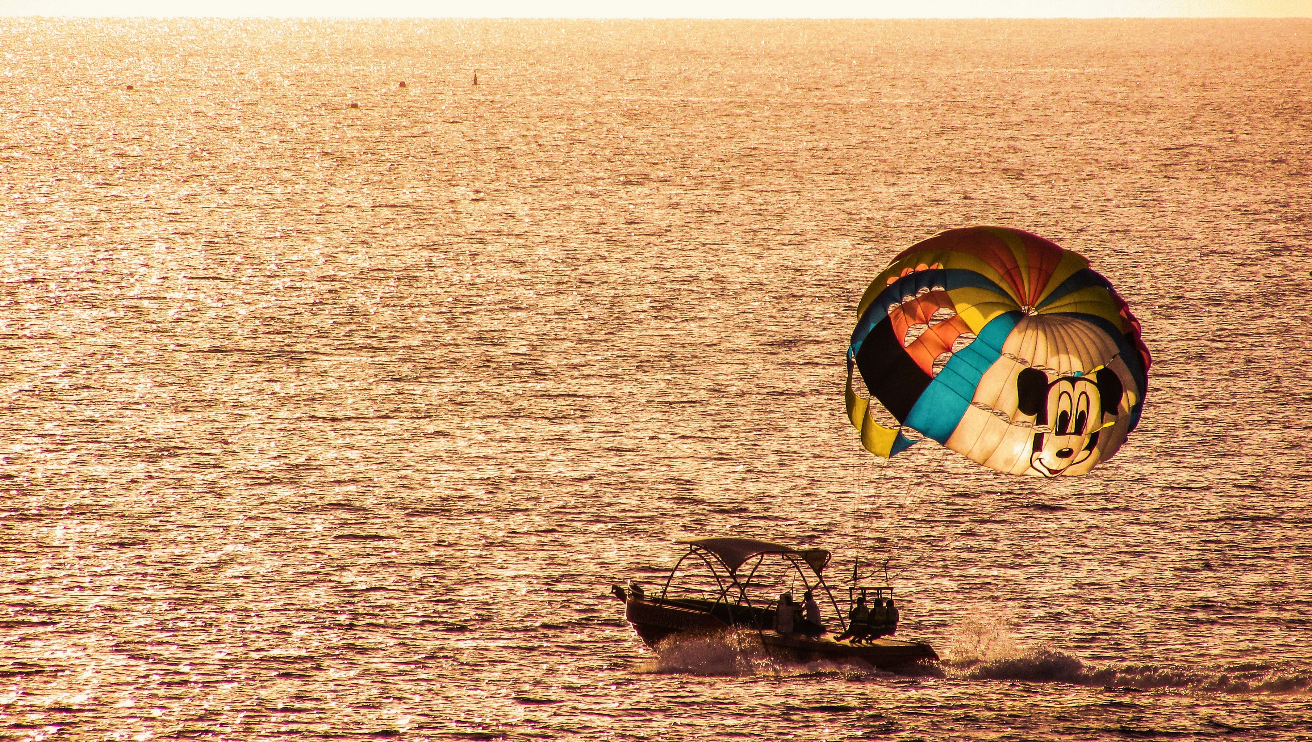 118750 descargar fondo de pantalla naturaleza, puesta del sol, mar, un barco, bote, parapente, paracaídas: protectores de pantalla e imágenes gratis