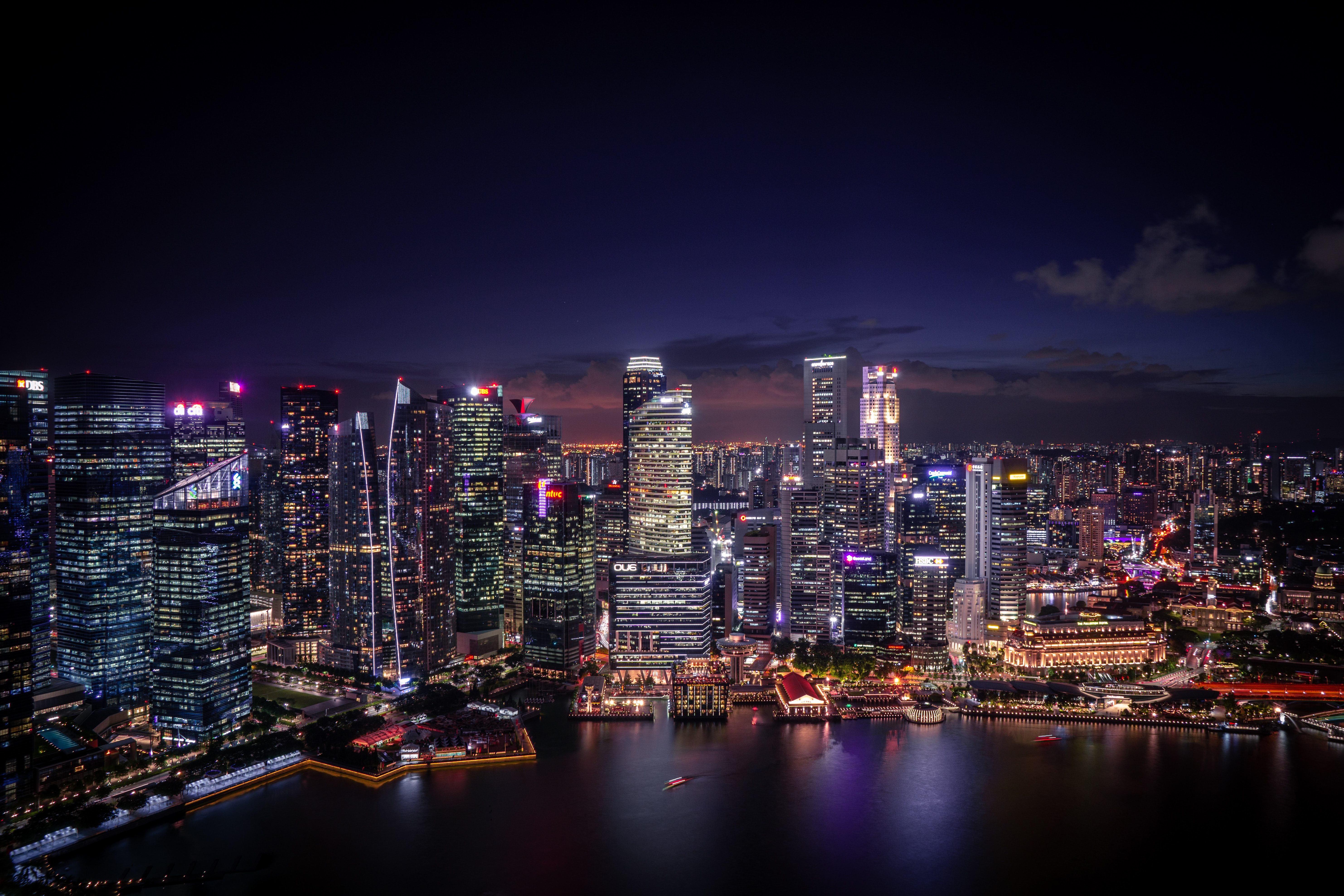 Скачать картинку Сингапур, Огни, Здания, Вид Сверху, Ночной Город, Города, Побережье в телефон бесплатно.