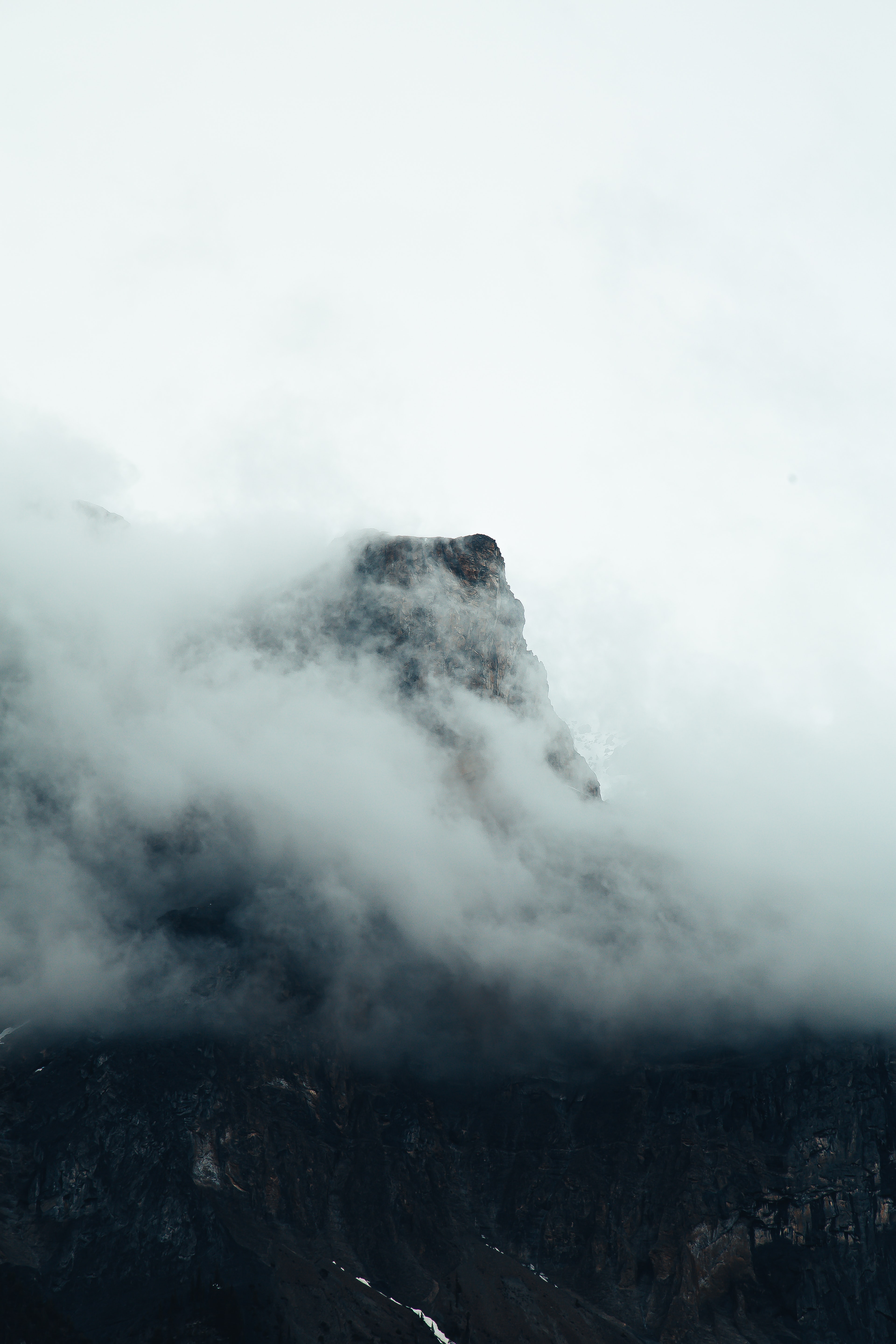 Скачать картинку Скала, Вершина, Природа, Туман, Горы в телефон бесплатно.