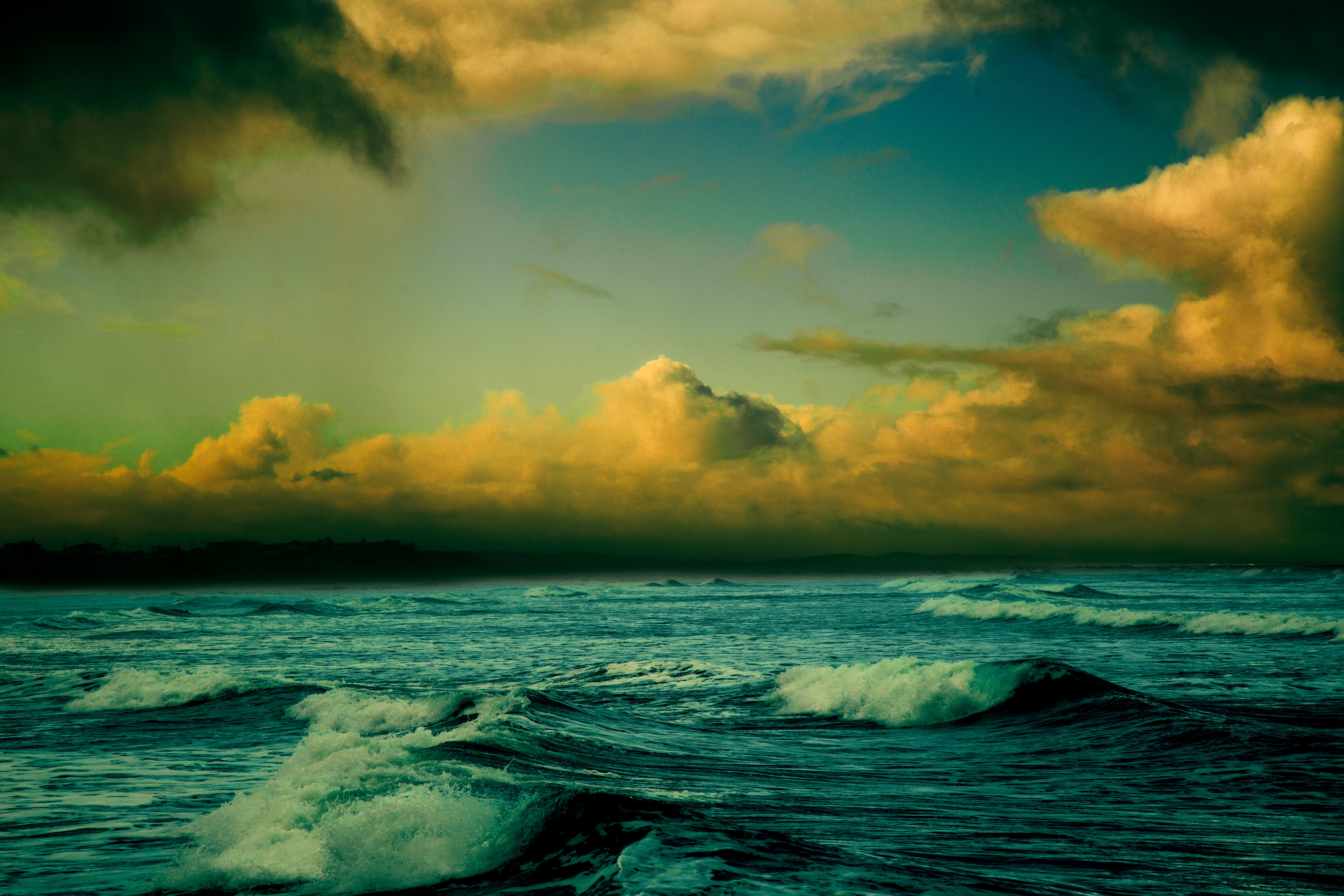 Скачать картинку Облака, Горизонт, Океан, Синий, Волна, Земля/природа, Морской Пейзаж в телефон бесплатно.
