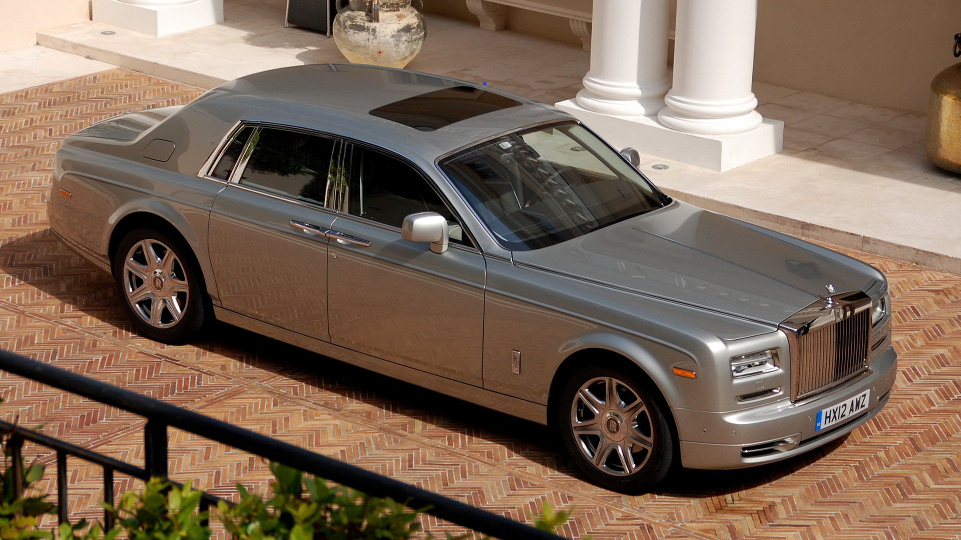 Download mobile wallpaper Rolls Royce, Car, Rolls Royce Phantom, Vehicles, Silver Car, Full Size Car for free.