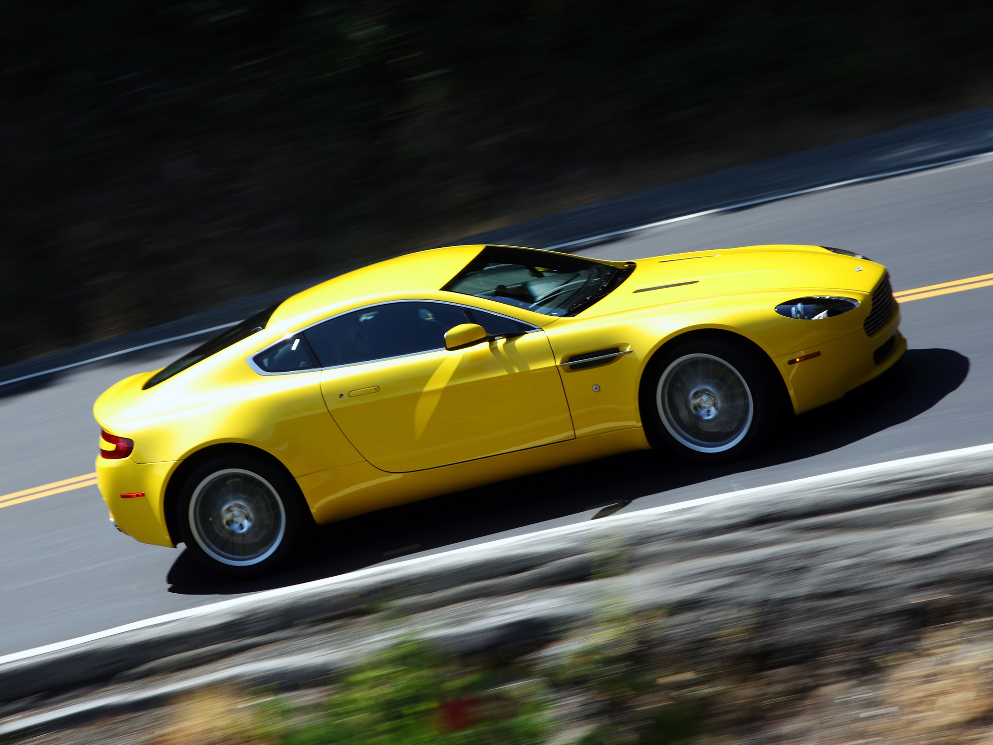 Скачать картинку V8, 2008, Vantage, Астон Мартин (Aston Martin), Вид Сбоку, Желтый, Тачки (Cars), Скорость, Машины в телефон бесплатно.