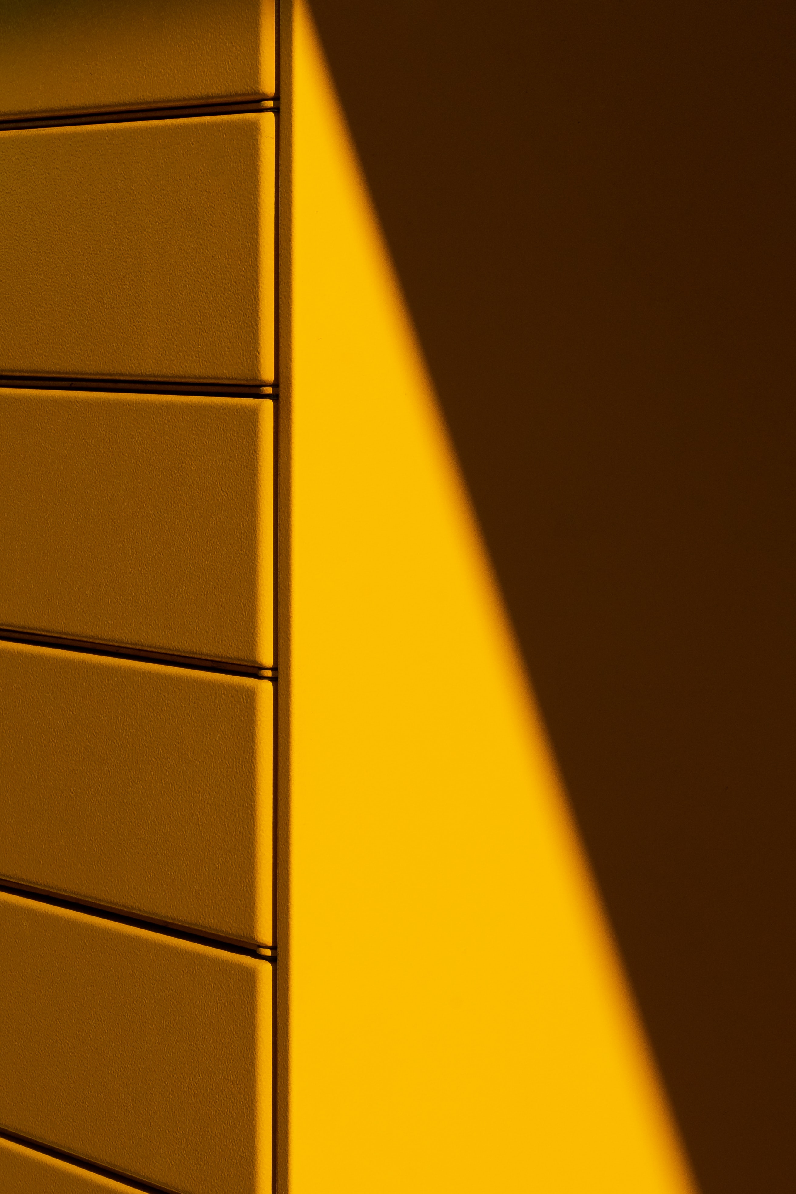 67153 скачать обои желтый, минимализм, тень, стена, панели - заставки и картинки бесплатно